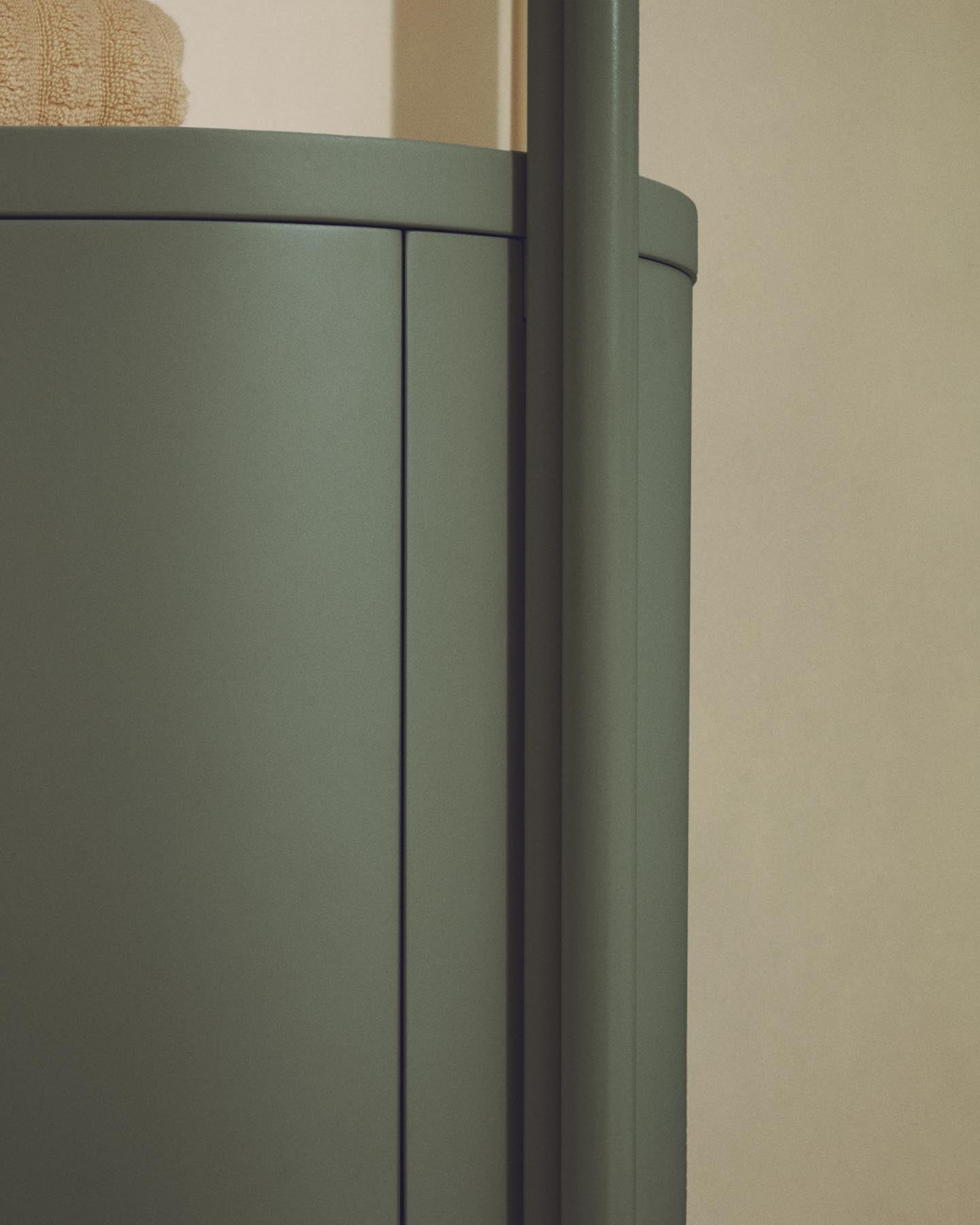 Badezimmermöbel Arely mit Stahlgestell und grün lackiertem MDF, 60 x 40 cm in Dunkelgrün präsentiert im Onlineshop von KAQTU Design AG. Badzubehör ist von Kave Home