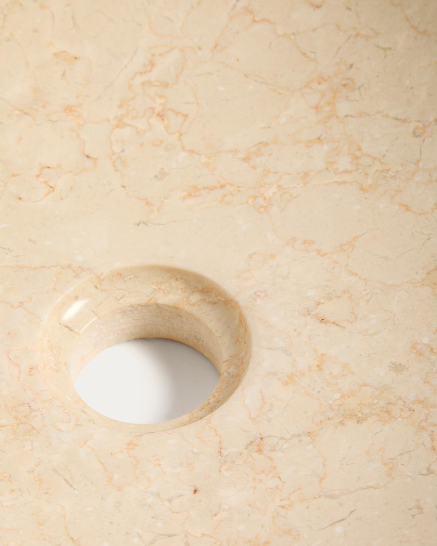 Aufsatzwaschbecken Darnen aus beigem Marmor, Ø 40 cm in Beige präsentiert im Onlineshop von KAQTU Design AG. Badzubehör ist von Kave Home