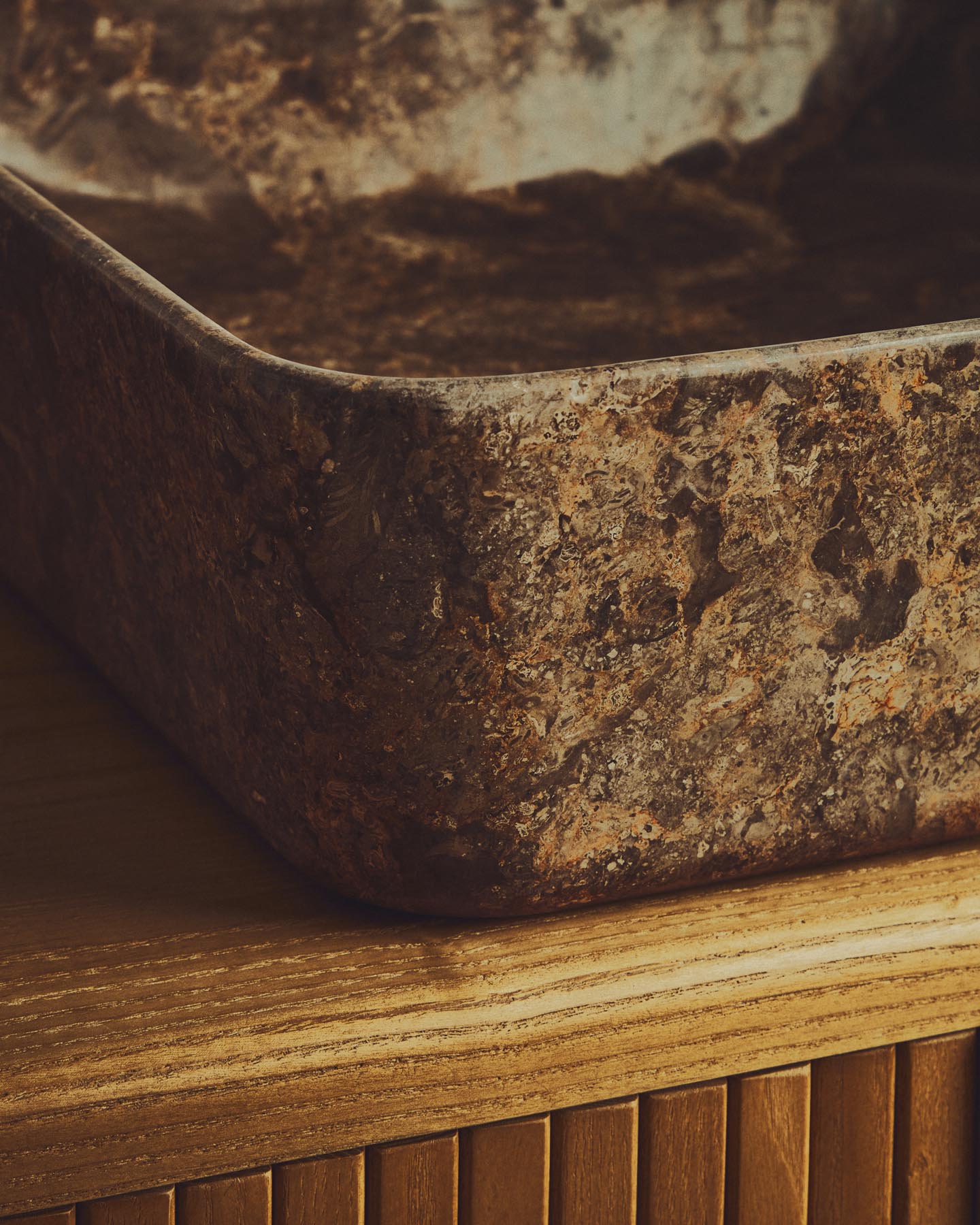 Aufsatzwaschbecken Darnen aus grauem Marmor, 40 x 40 cm in Grau präsentiert im Onlineshop von KAQTU Design AG. Badzubehör ist von Kave Home