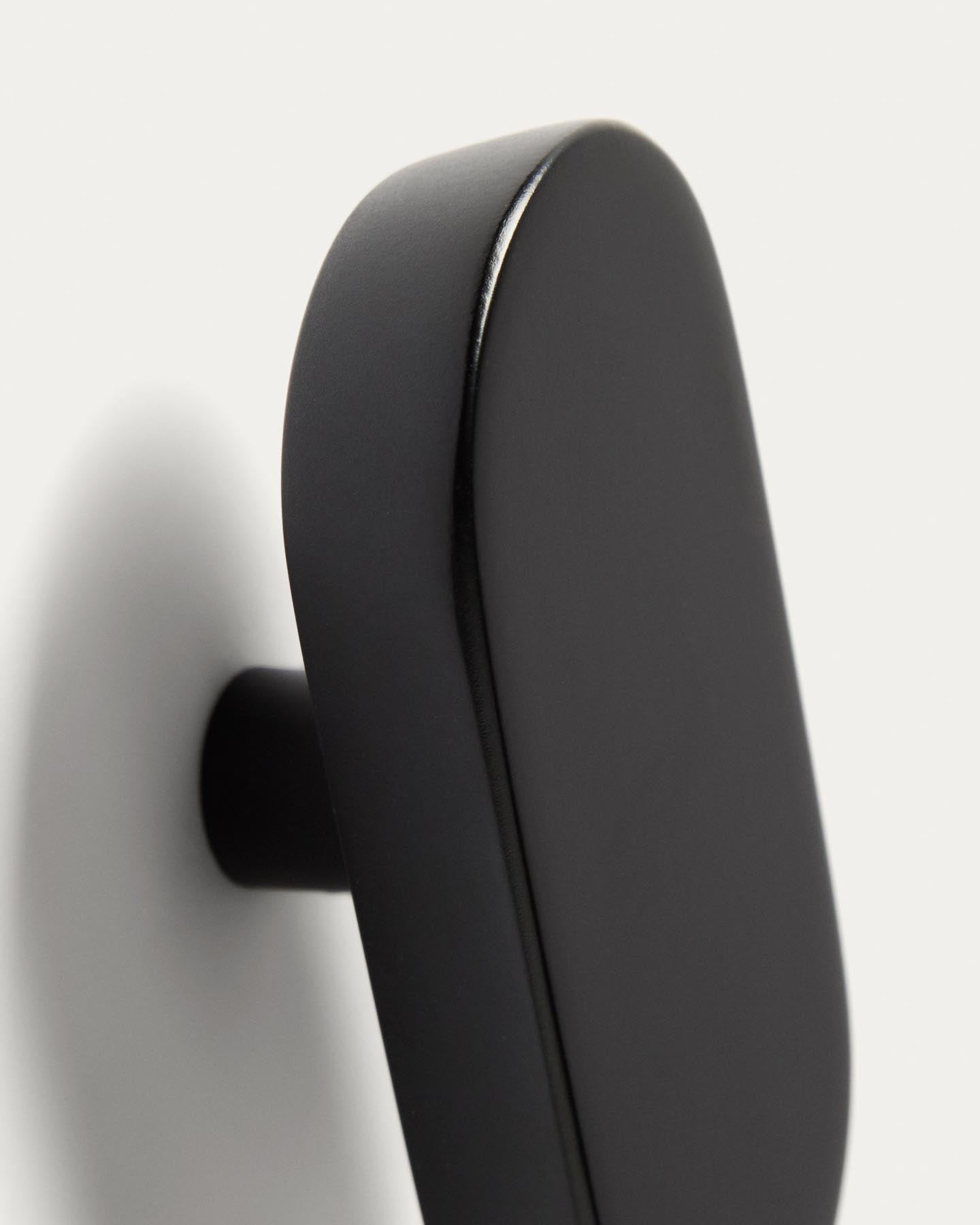 Set Arely aus 2 Kleiderhaken aus massivem Buchenholz mit schwarzer Lackierung, 6,5 cm/10 cm in Schwarz präsentiert im Onlineshop von KAQTU Design AG. Badzubehör ist von Kave Home