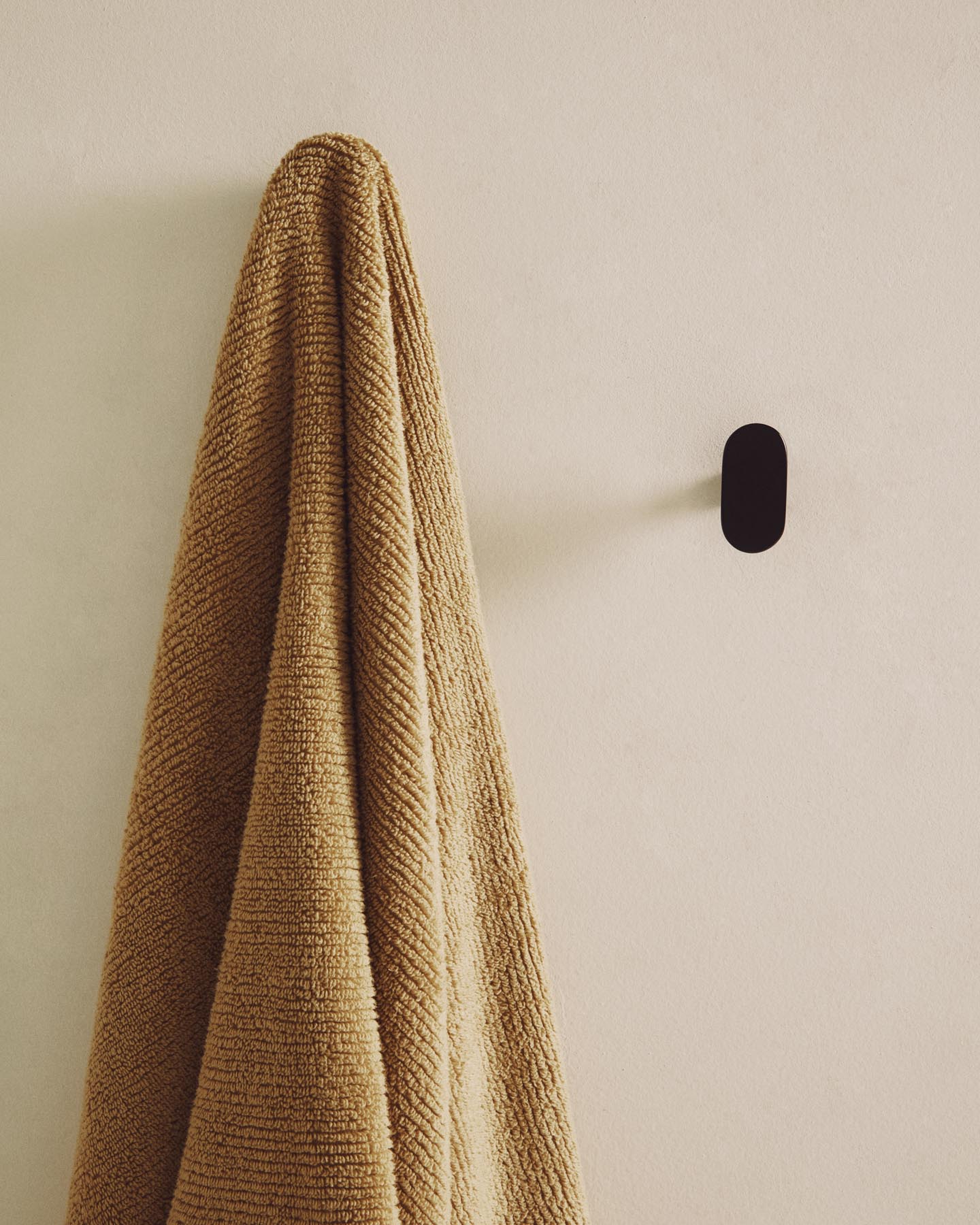 Set Arely aus 2 Kleiderhaken aus massivem Buchenholz mit schwarzer Lackierung, 6,5 cm/10 cm in Schwarz präsentiert im Onlineshop von KAQTU Design AG. Badzubehör ist von Kave Home