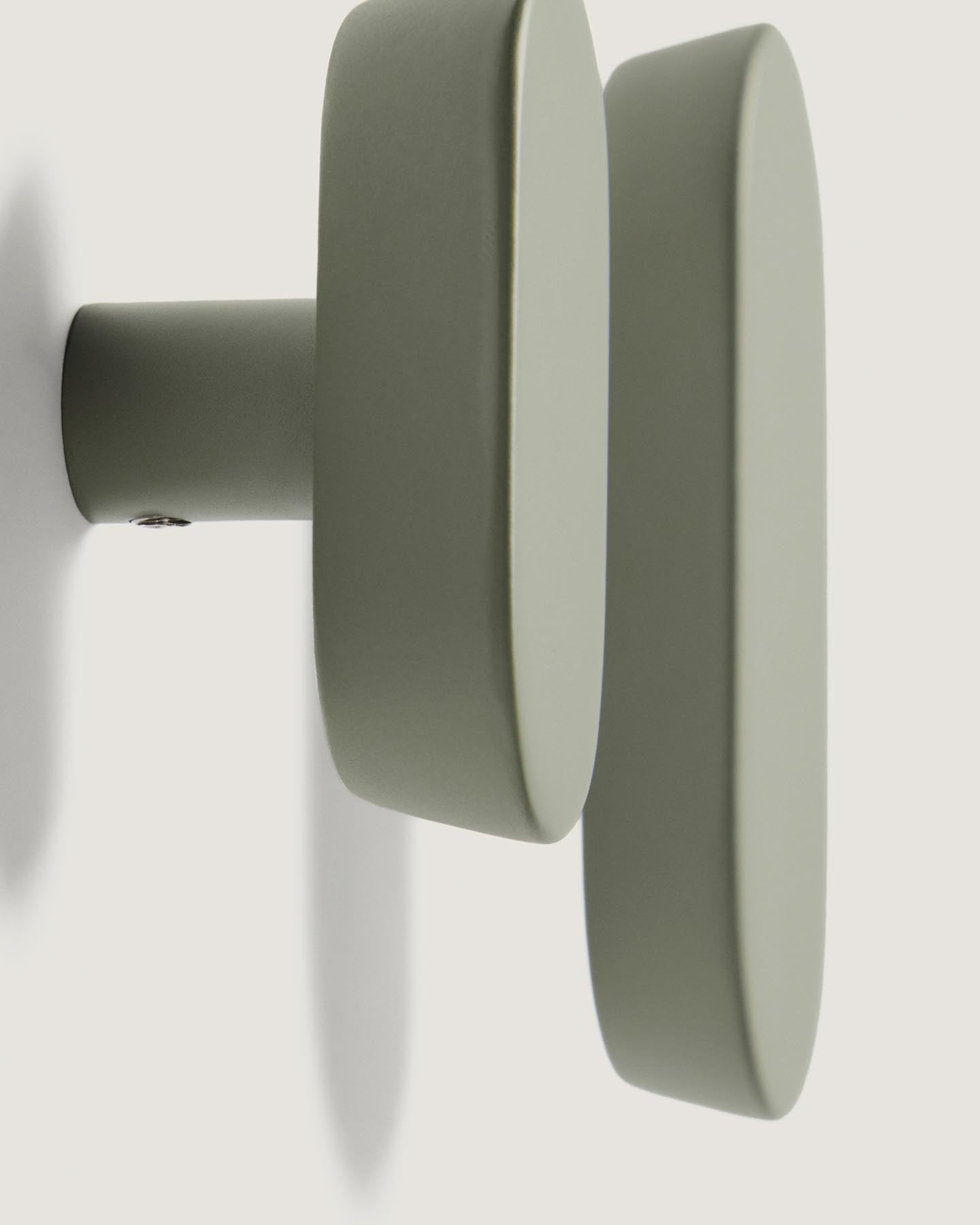 Set Arely aus 2 Kleiderhaken aus massivem Buchenholz mit grüner Lackierung, 6,5 cm/10 cm in Grün präsentiert im Onlineshop von KAQTU Design AG. Badzubehör ist von Kave Home