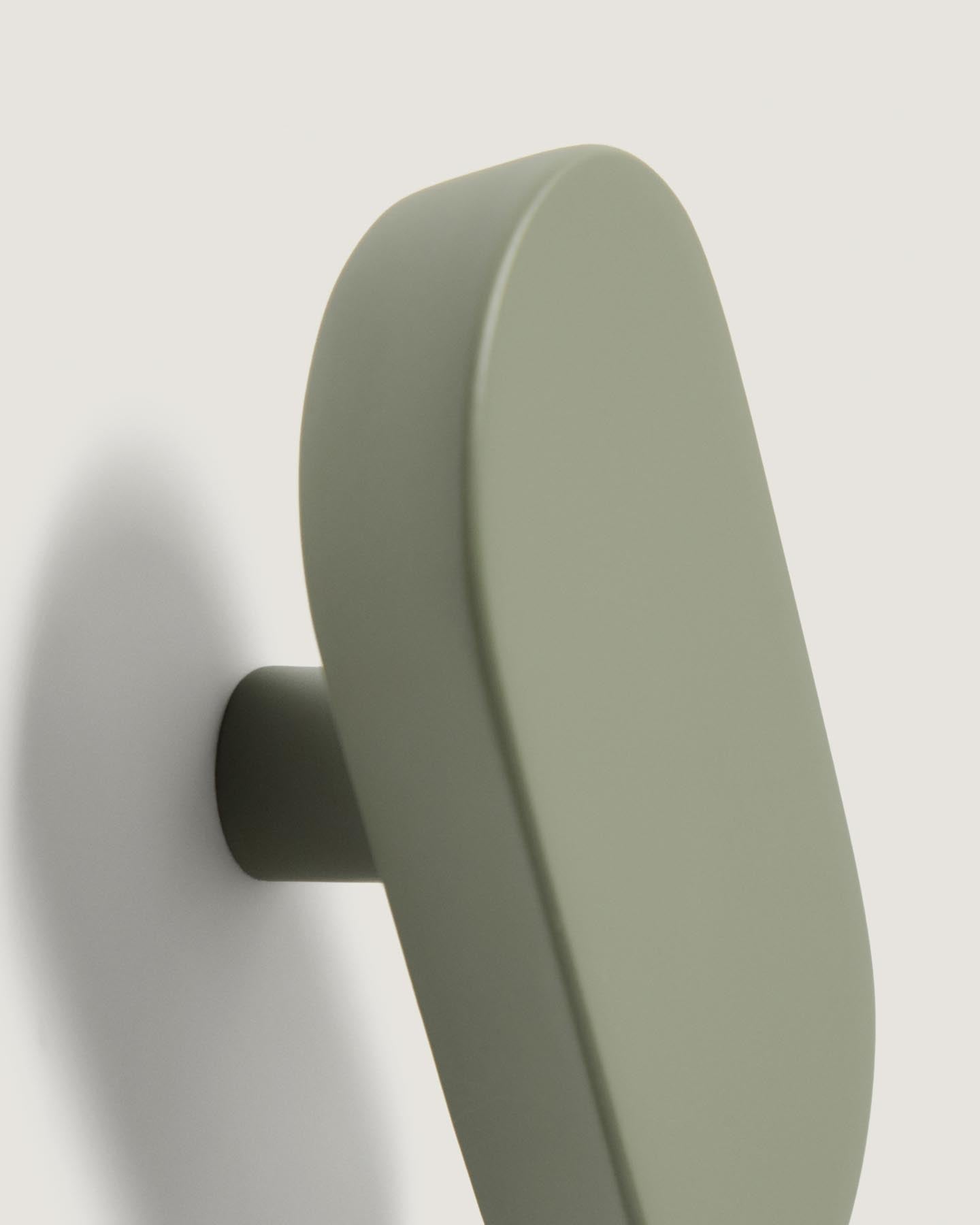 Set Arely aus 2 Kleiderhaken aus massivem Buchenholz mit grüner Lackierung, 6,5 cm/10 cm in Grün präsentiert im Onlineshop von KAQTU Design AG. Badzubehör ist von Kave Home