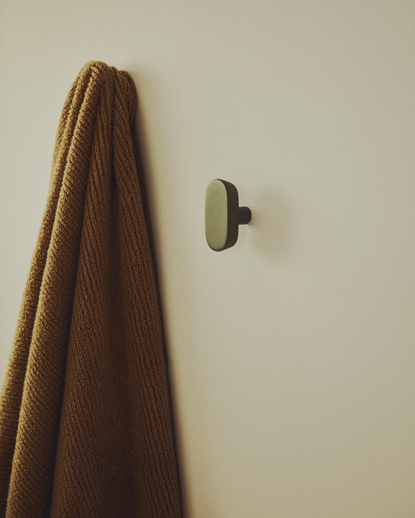 Set Arely aus 2 Kleiderhaken aus massivem Buchenholz mit grüner Lackierung, 6,5 cm/10 cm in Grün präsentiert im Onlineshop von KAQTU Design AG. Badzubehör ist von Kave Home