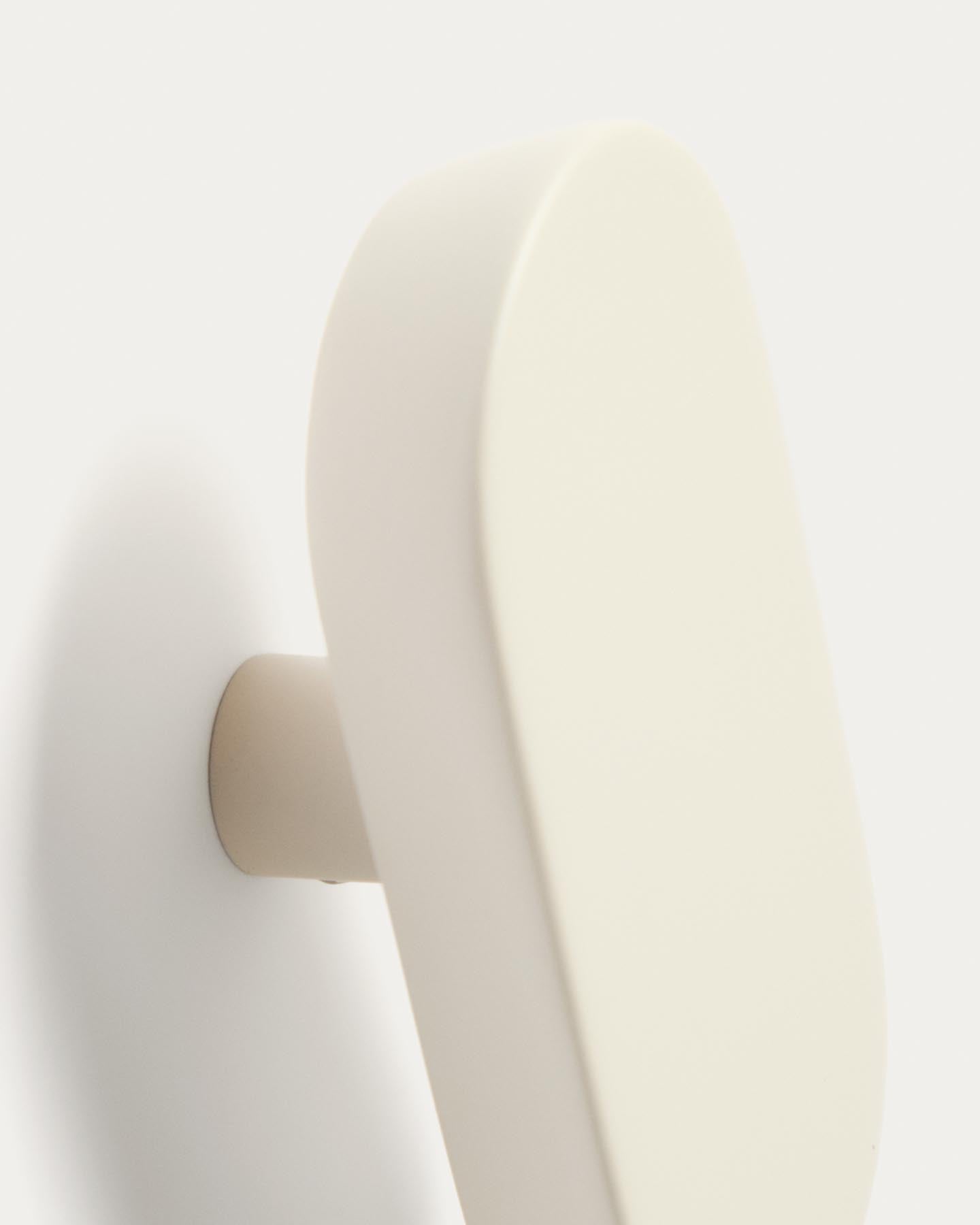 Set Arely aus 2 Kleiderhaken aus massivem Buchenholz mit beigefarbener Lackierung, 6,5 cm/10 cm in Beige präsentiert im Onlineshop von KAQTU Design AG. Badzubehör ist von Kave Home