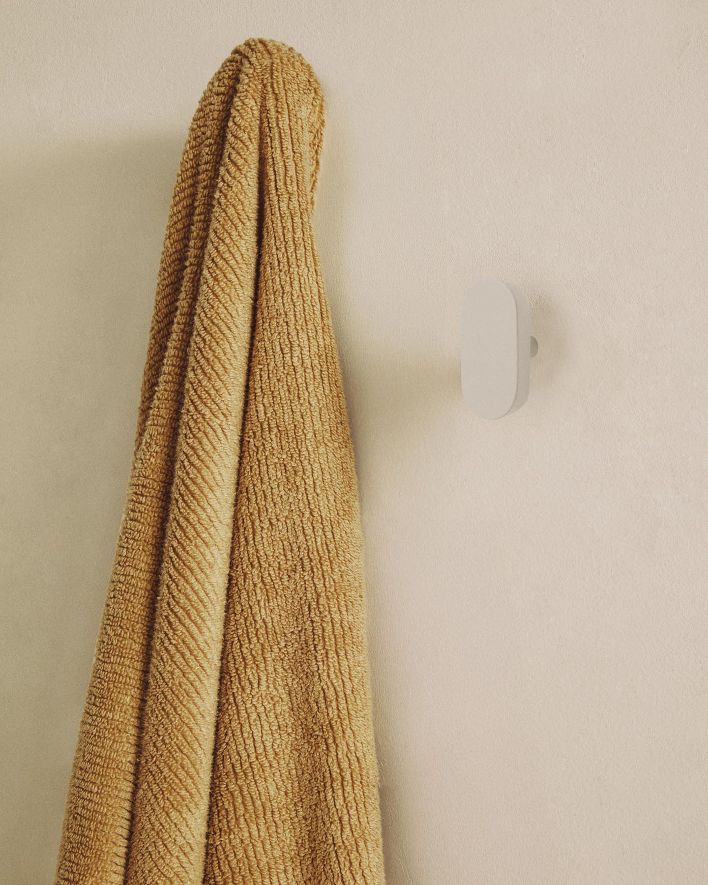 Set Arely aus 2 Kleiderhaken aus massivem Buchenholz mit beigefarbener Lackierung, 6,5 cm/10 cm in Beige präsentiert im Onlineshop von KAQTU Design AG. Badzubehör ist von Kave Home