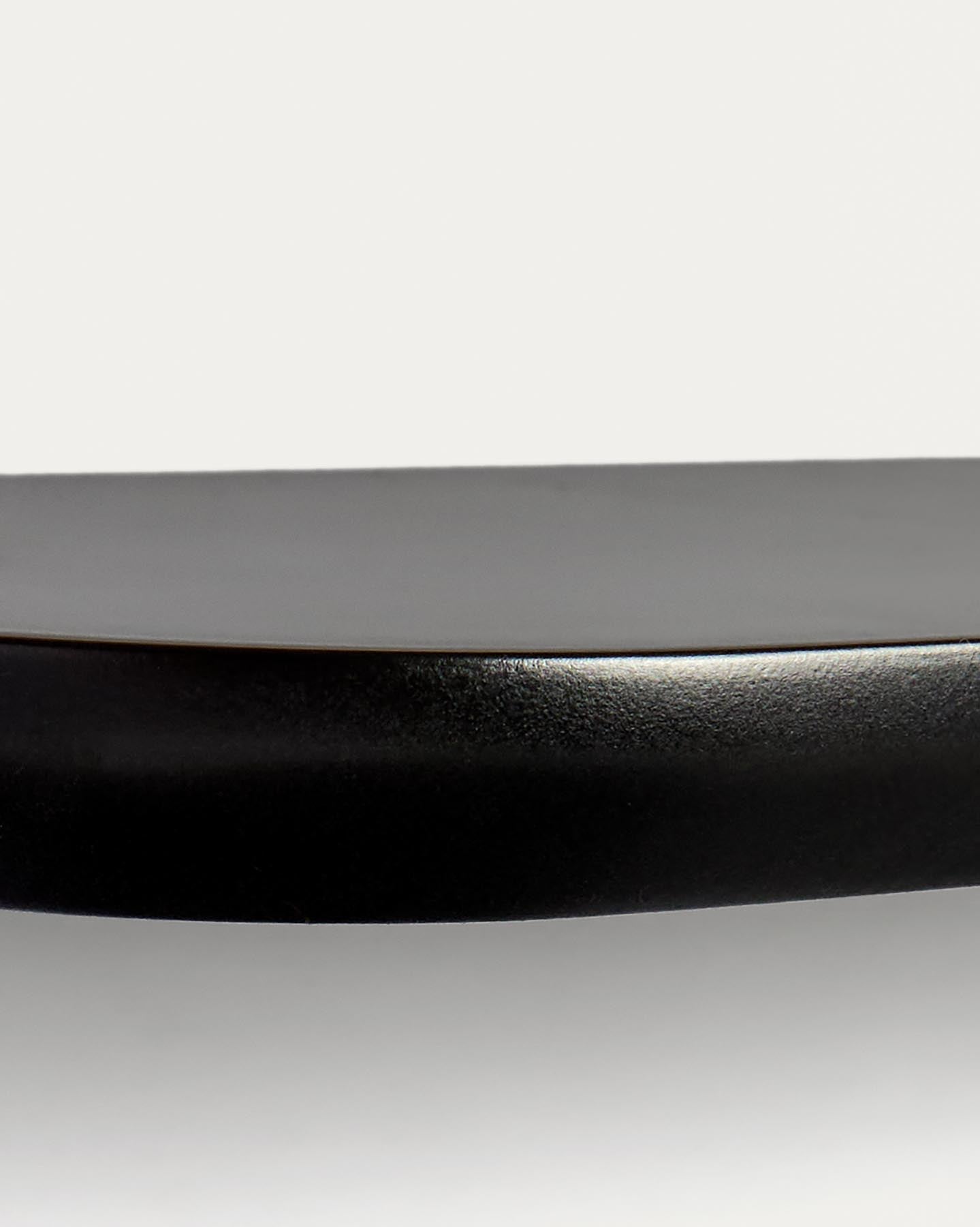 Set Arely aus 2 MDF-Regalen mit schwarzer Lackierung, 35 cm/55 cm in Schwarz präsentiert im Onlineshop von KAQTU Design AG. Badzubehör ist von Kave Home