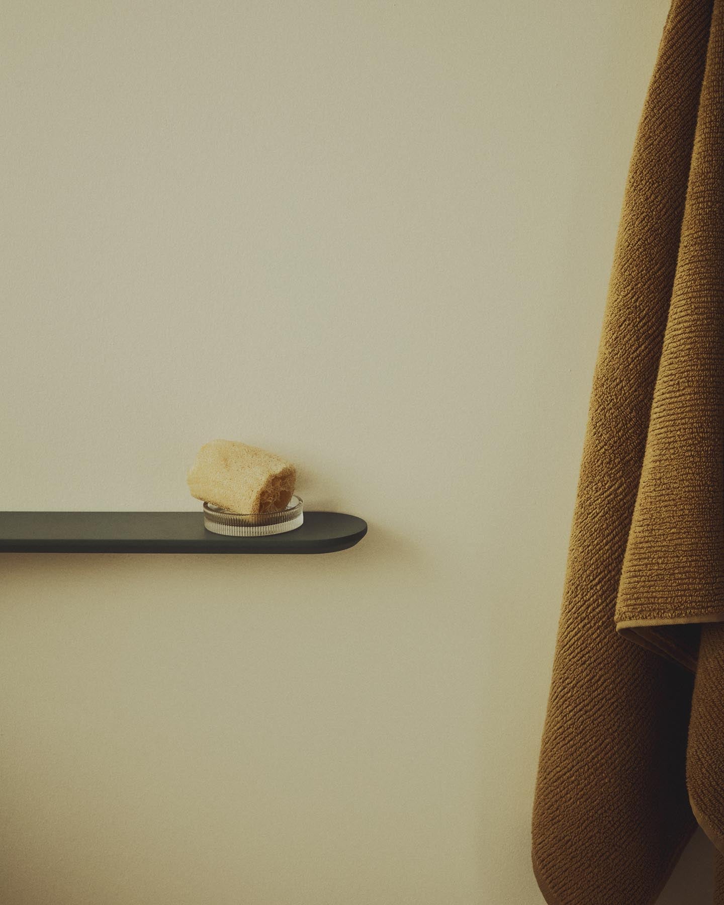 Set Arely aus 2 MDF-Regalen mit grüner Lackierung, 35 cm/55 cm in Grün präsentiert im Onlineshop von KAQTU Design AG. Badzubehör ist von Kave Home