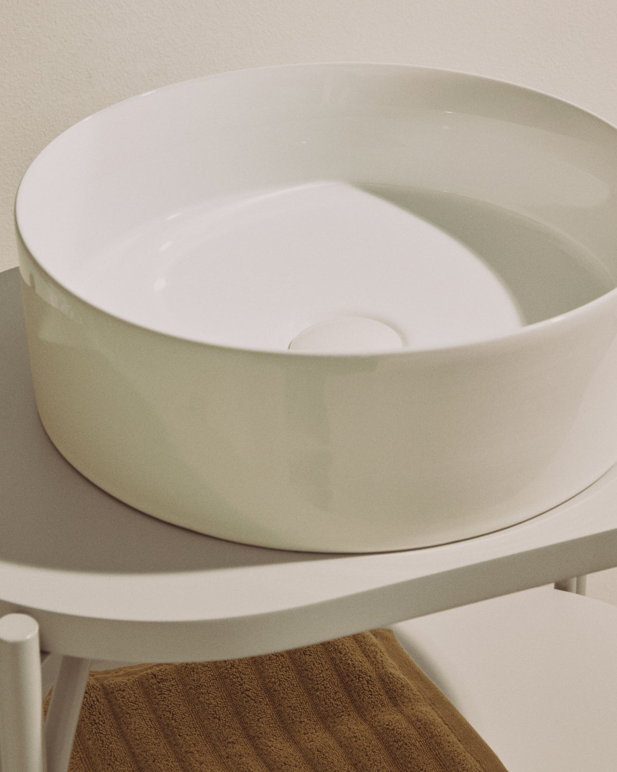Aufsatzwaschbecken Ovara aus weiss glasierter Keramik Ø 36 cm in Weiss präsentiert im Onlineshop von KAQTU Design AG. Badezimmermöbel ist von Kave Home