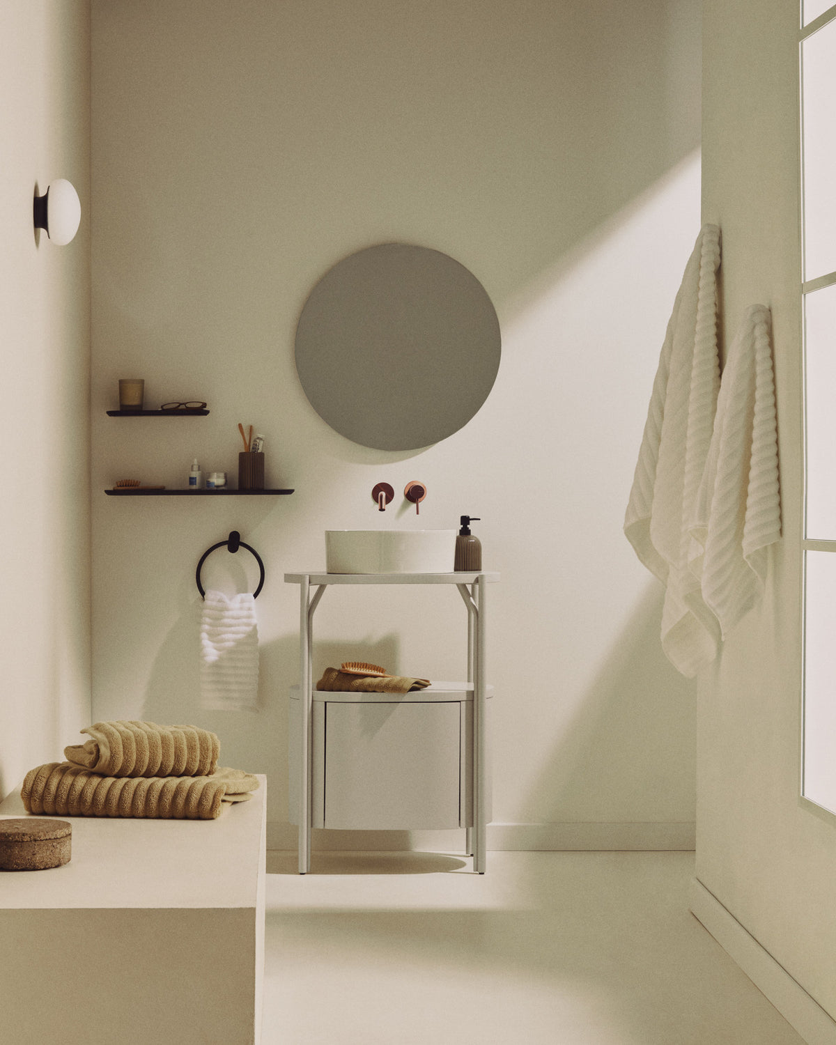 Aufsatzwaschbecken Ovara aus weiss glasierter Keramik Ø 36 cm in Weiss präsentiert im Onlineshop von KAQTU Design AG. Badezimmermöbel ist von Kave Home