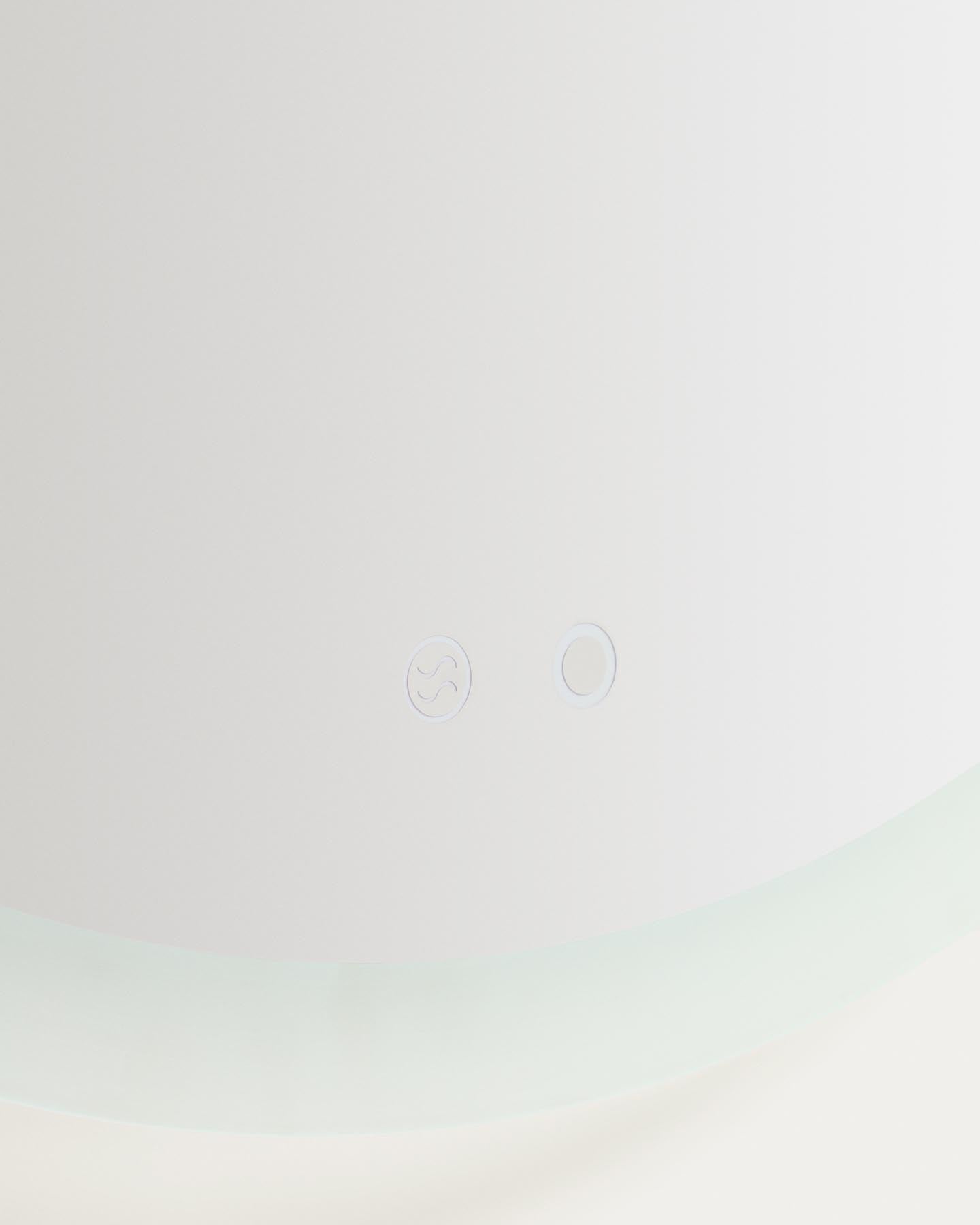 Runder Badezimmerspiegel Mervi mit LED-Licht und Anti-Beschlag-Funktion, Ø 60 cm in Transparent präsentiert im Onlineshop von KAQTU Design AG. Badzubehör ist von Kave Home