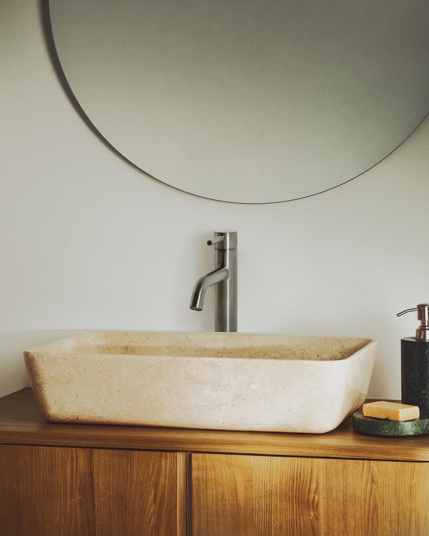 Aufsatzwaschbecken Darnen aus beigem Marmor, 55 x 35 cm in Beige präsentiert im Onlineshop von KAQTU Design AG. Badzubehör ist von Kave Home