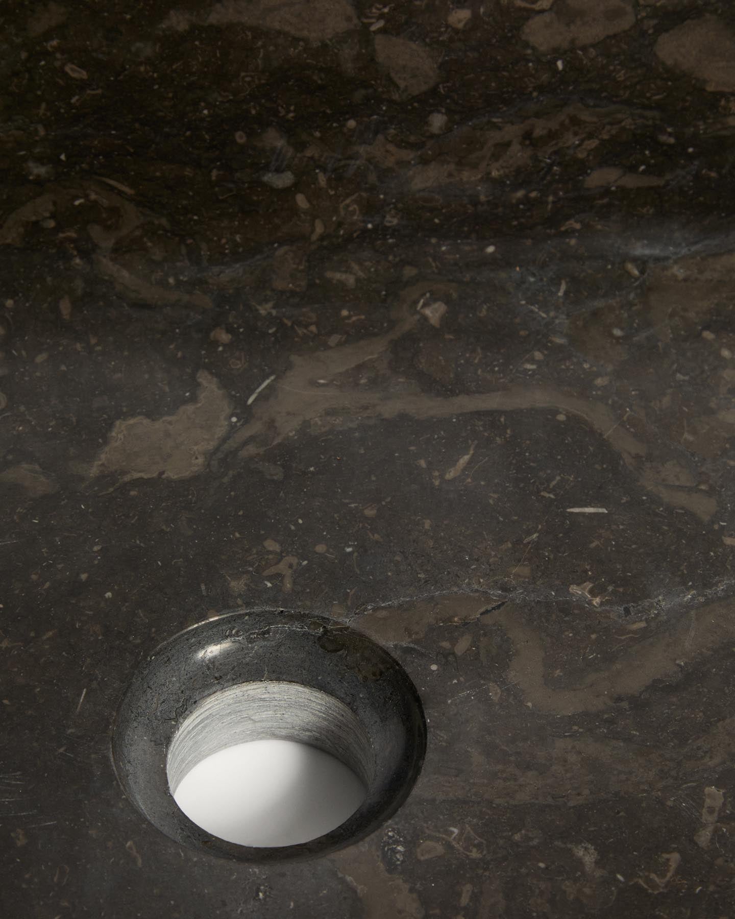 Aufsatzwaschbecken Darnen aus grauem Marmor, 55 x 35 cm in Grau präsentiert im Onlineshop von KAQTU Design AG. Badzubehör ist von Kave Home