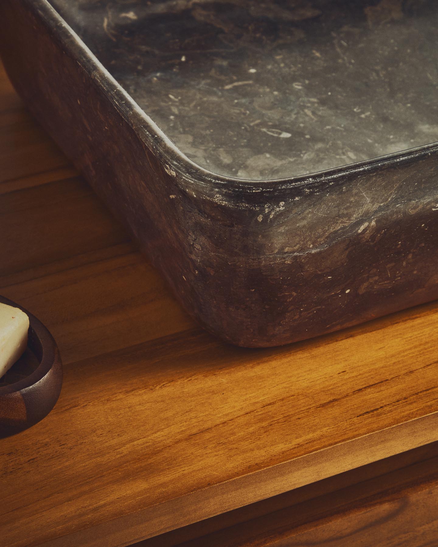 Aufsatzwaschbecken Darnen aus grauem Marmor, 55 x 35 cm in Grau präsentiert im Onlineshop von KAQTU Design AG. Badzubehör ist von Kave Home