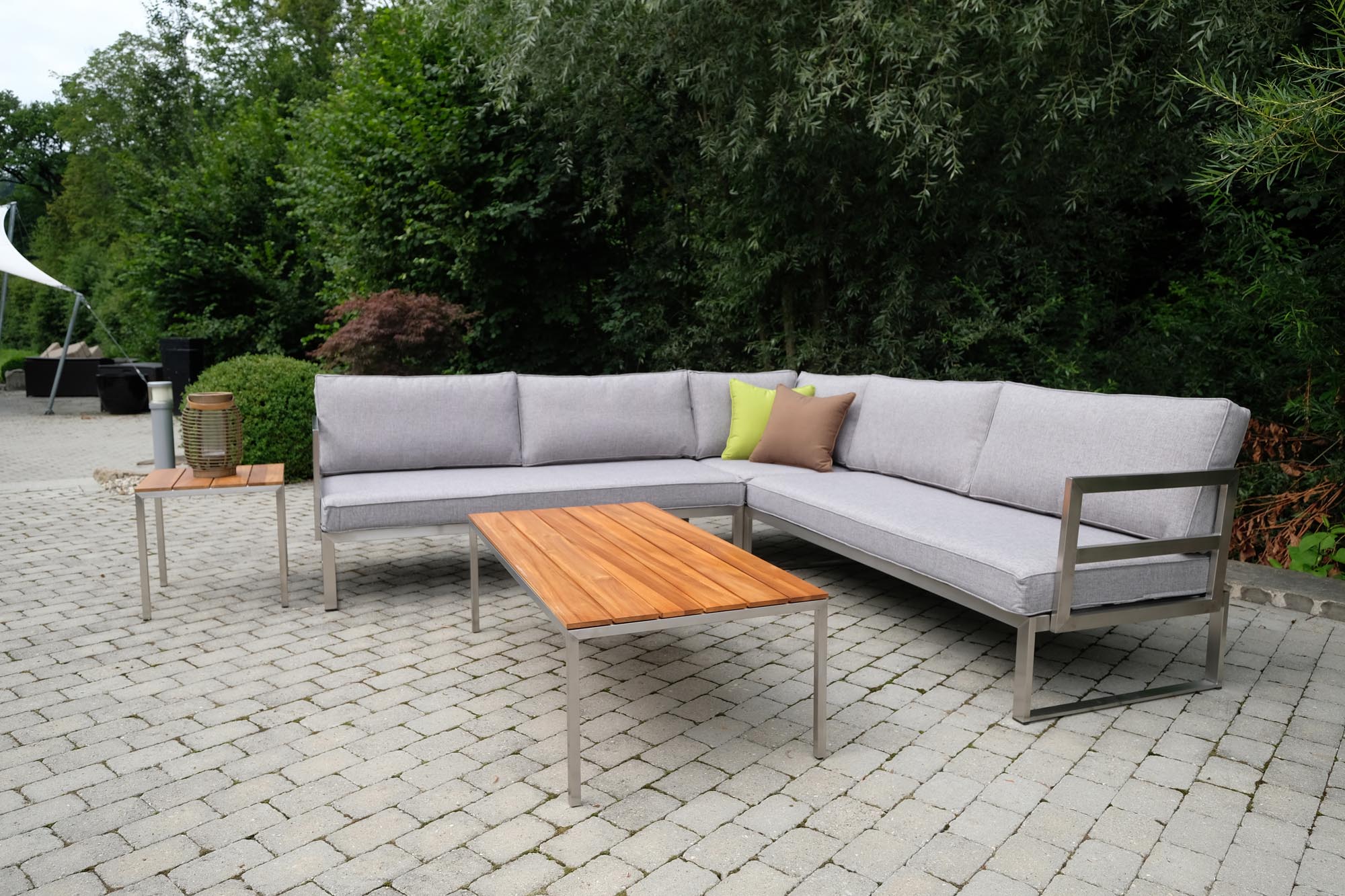 Eleganter Hocker und Beistelltisch Verona aus Teakholz, ideal für den Outdoor-Bereich, stilvoll und funktional für jeden Garten.