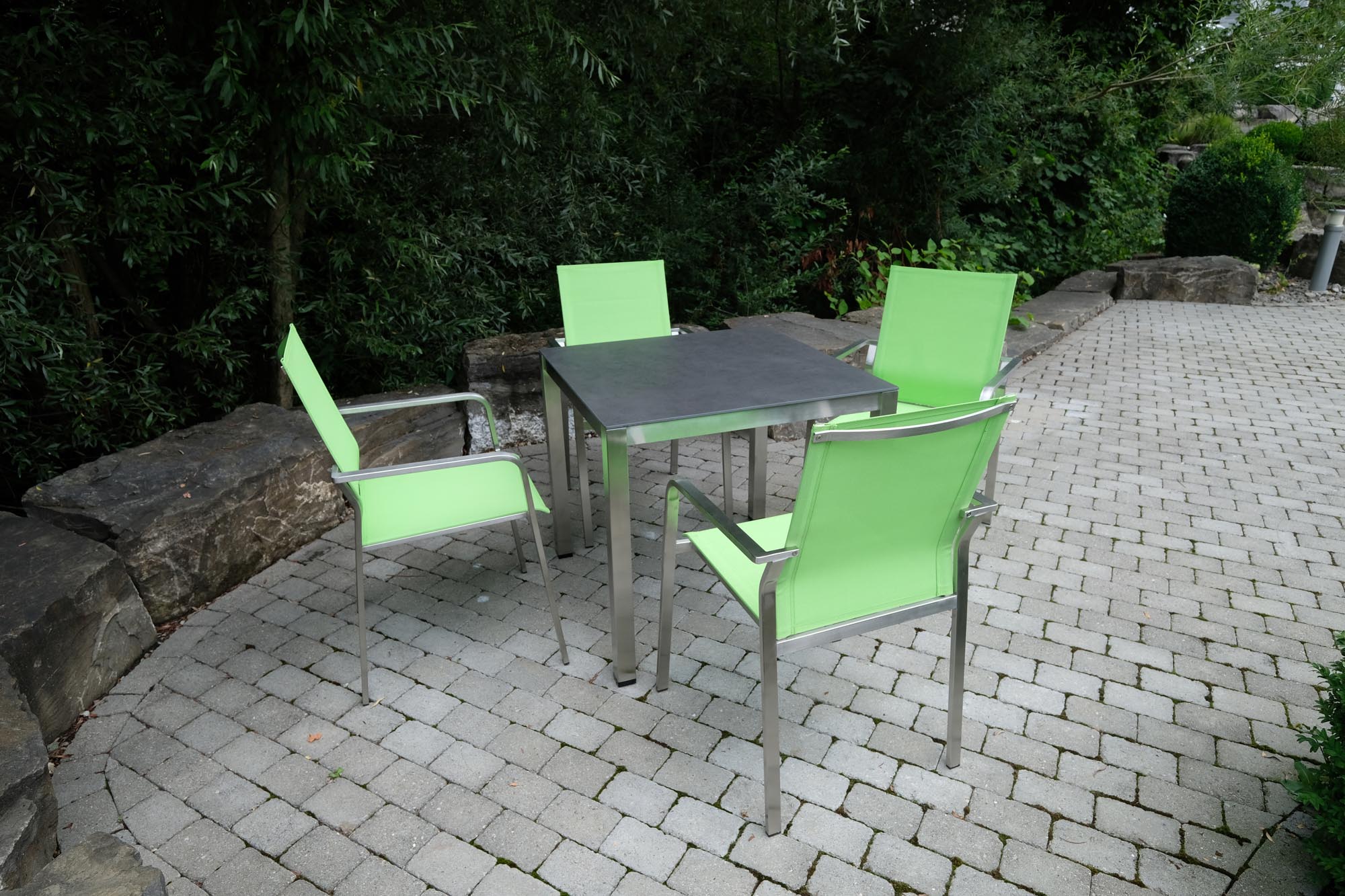 Eleganter Gartenstuhl Venedig in frischem Grün, ideal für entspannte Stunden im Freien. Hochwertige Verarbeitung von Be Garden.