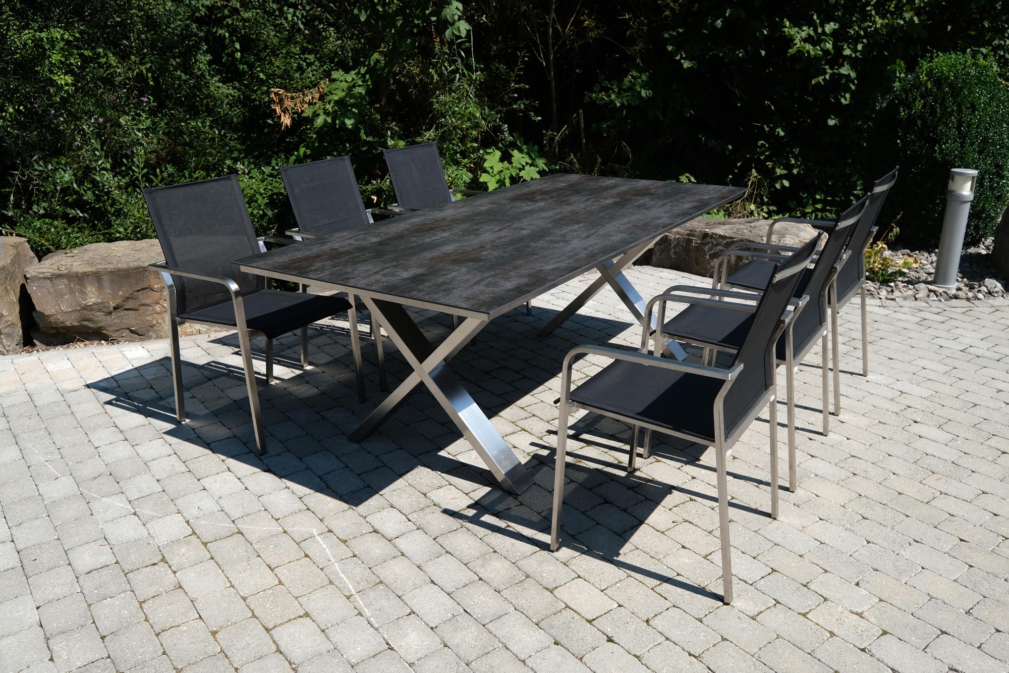 Eleganter Gartentisch Monaco in Grau, 210x100 cm, mit stabiler Edelstahl X-Form und ansprechender Strukturoberfläche für stilvolle Outdoor-Bereiche.