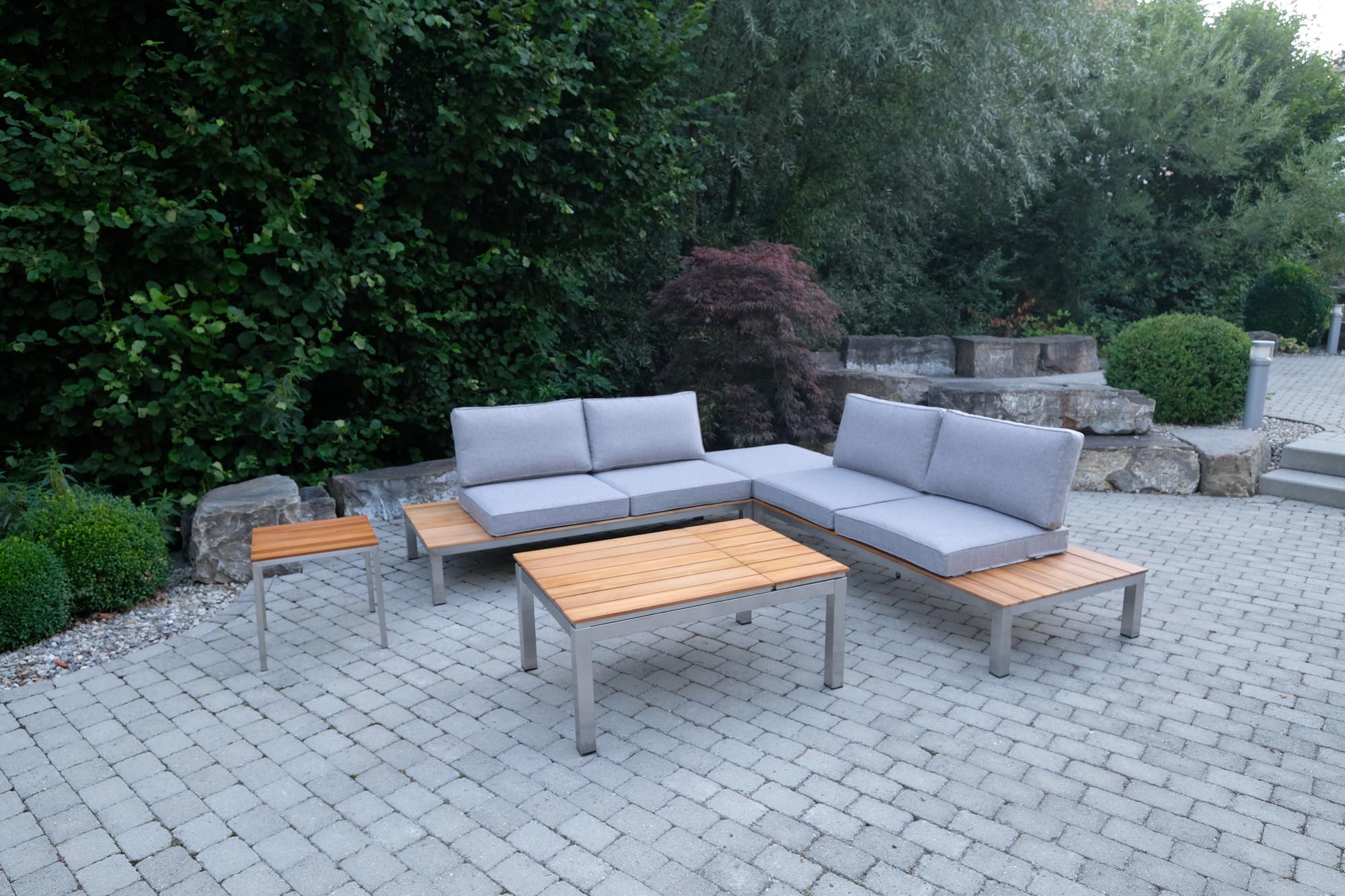 Eleganter Funktions-Couchtisch Verona aus Teakholz von Be Garden, ideal für stilvolle Lounges und entspannte Abende im Freien.
