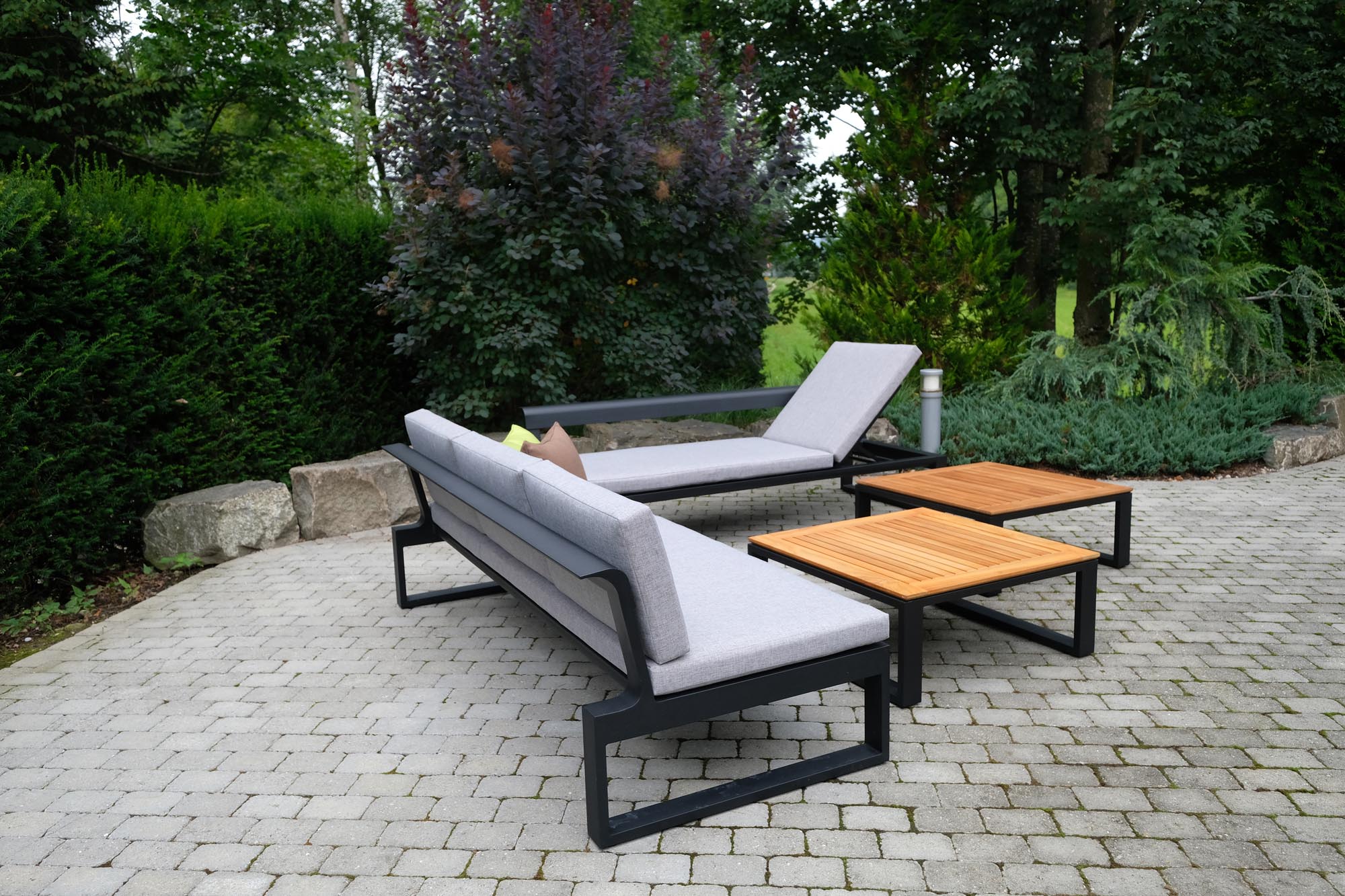 Eleganter Alu-Couchtisch Florida von Be Garden, perfekt für entspannte Stunden im Freien und eine ansprechende Terrassengestaltung.