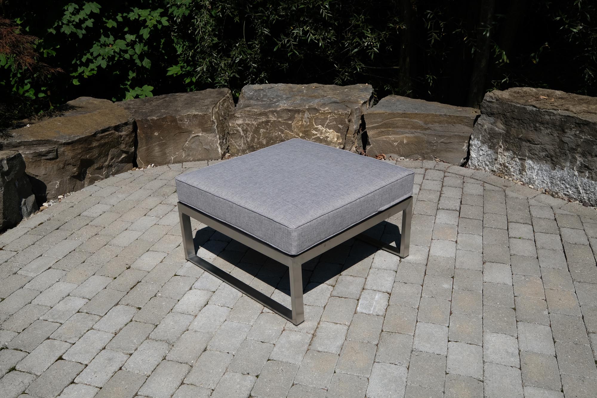 Stylischer Hocker Futura von Be Garden, ideal für den Außenbereich, mit modernem Design und komfortabler Sitzfläche.