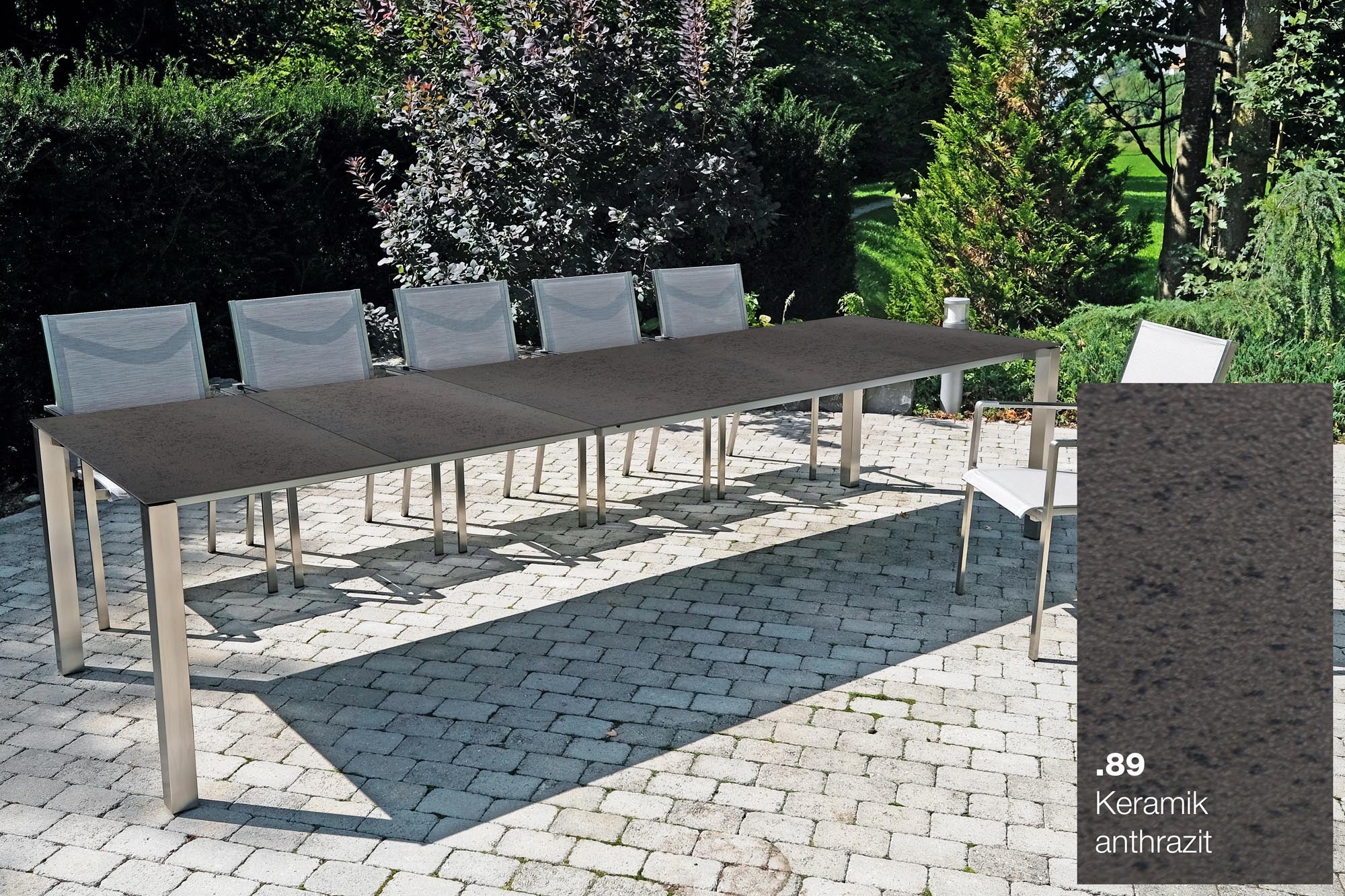 Eleganter Keramiktisch Nevio 20 in Anthrazit mit gesprenkelter Oberfläche, ideal für Garten und Terrasse, 150x90 cm von Be Garden.