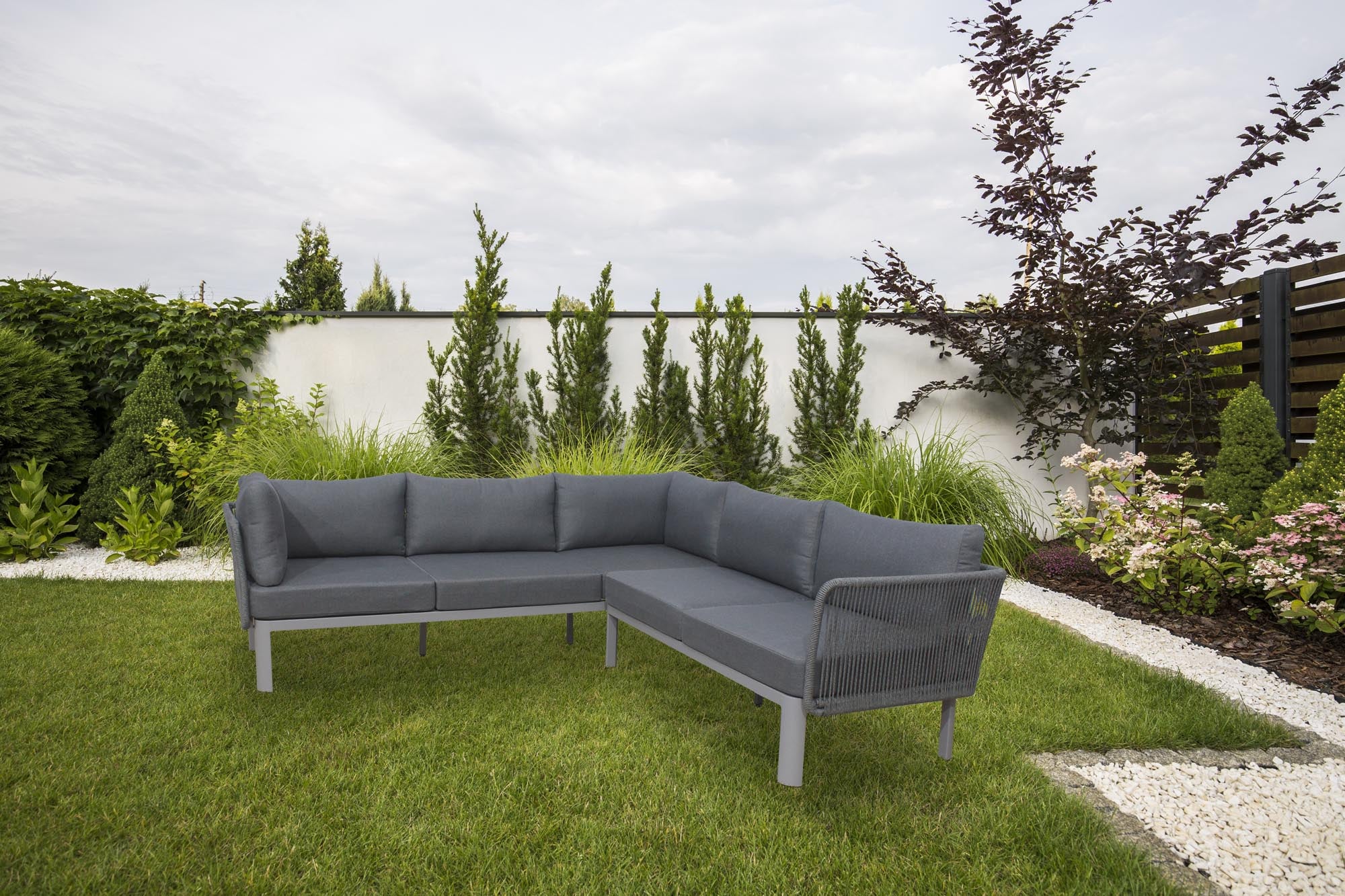 Elegantes 3er Sofa Madrid aus Akazienholz, ideal für stilvolle Lounges, präsentiert von Be Garden im KAQTU Onlineshop.