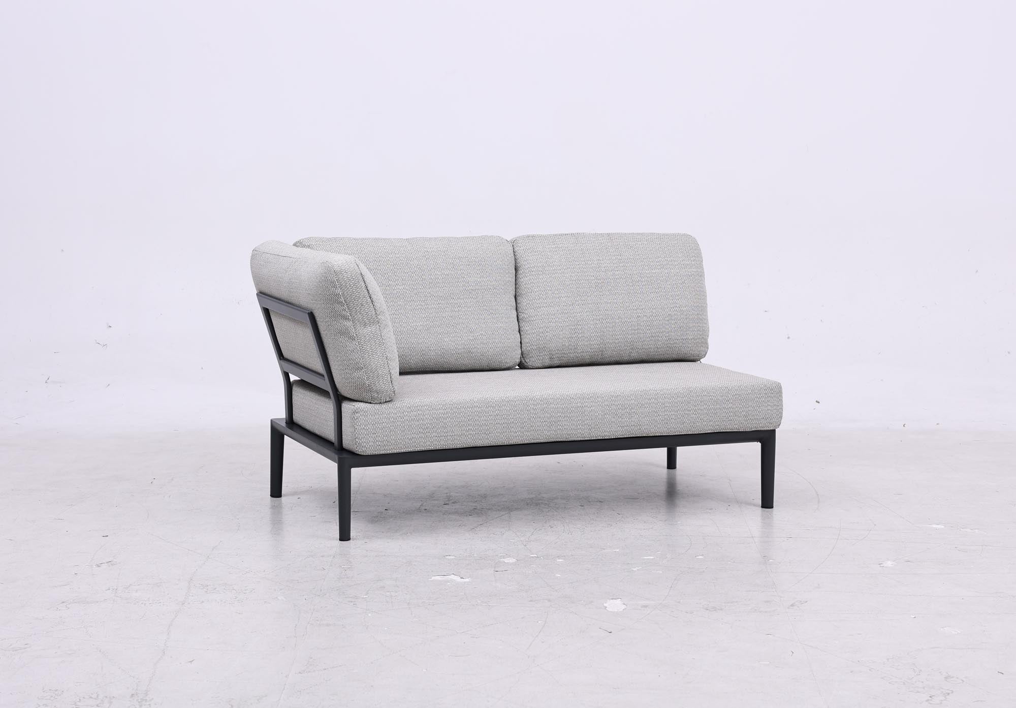 Modernes 2-Sitzer Gartensofa mit praktischer Ecke in edlem Anthrazit, perfekt für gemütliche Stunden im Garten oder auf der Terrasse.