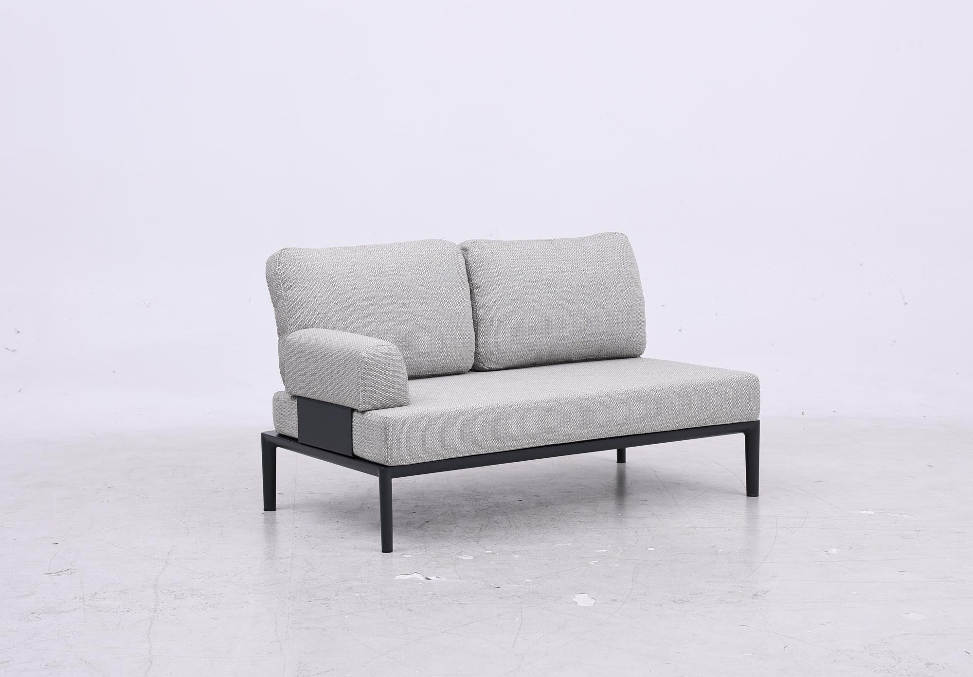 Elegante Armlehne für das Fiore Sofa von Be Garden in klassischem Anthrazit, perfekt für entspannte Momente im Freien.