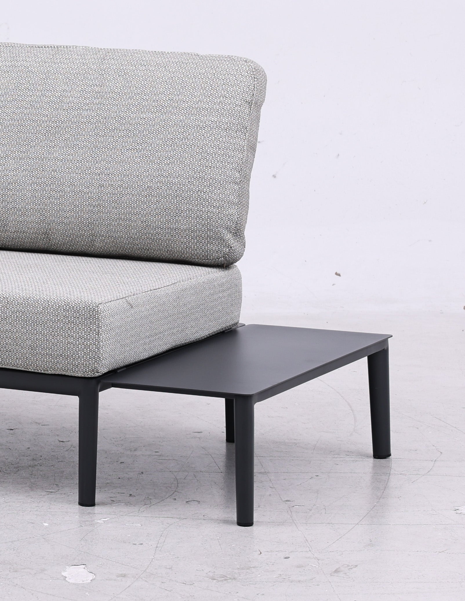Stylischer Outdoor-Beistelltisch Fiore in Oliv-Grün, kompakt und funktional, ideal für Garten und Terrasse mit den Maßen 74x32x25.5 cm.