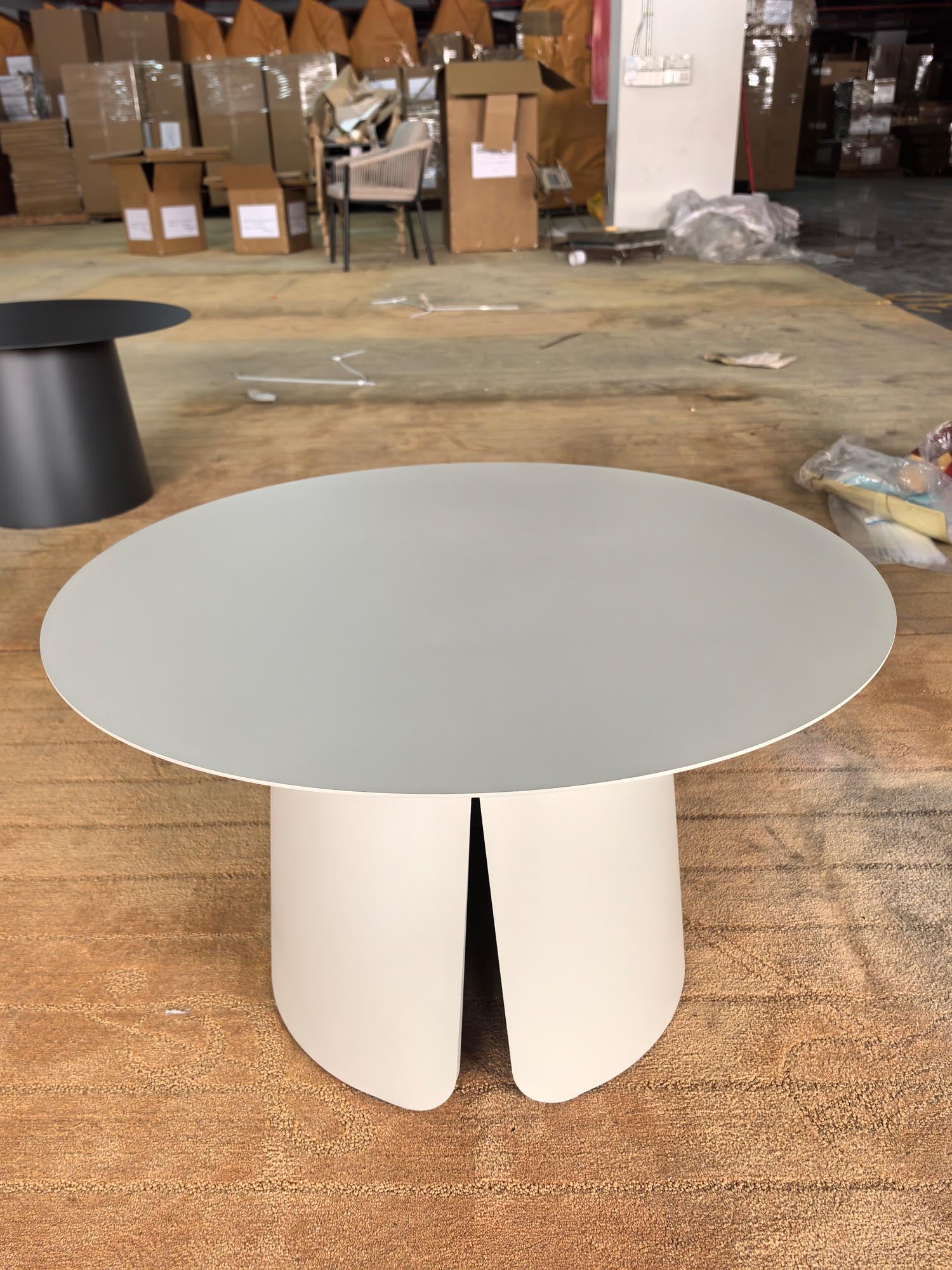 Eleganter Couchtisch Fiore in Beige, Ø70 cm x 42 cm, ideal für stilvolle Wohnzimmergestaltung. Perfekt für entspannte Loungetage.