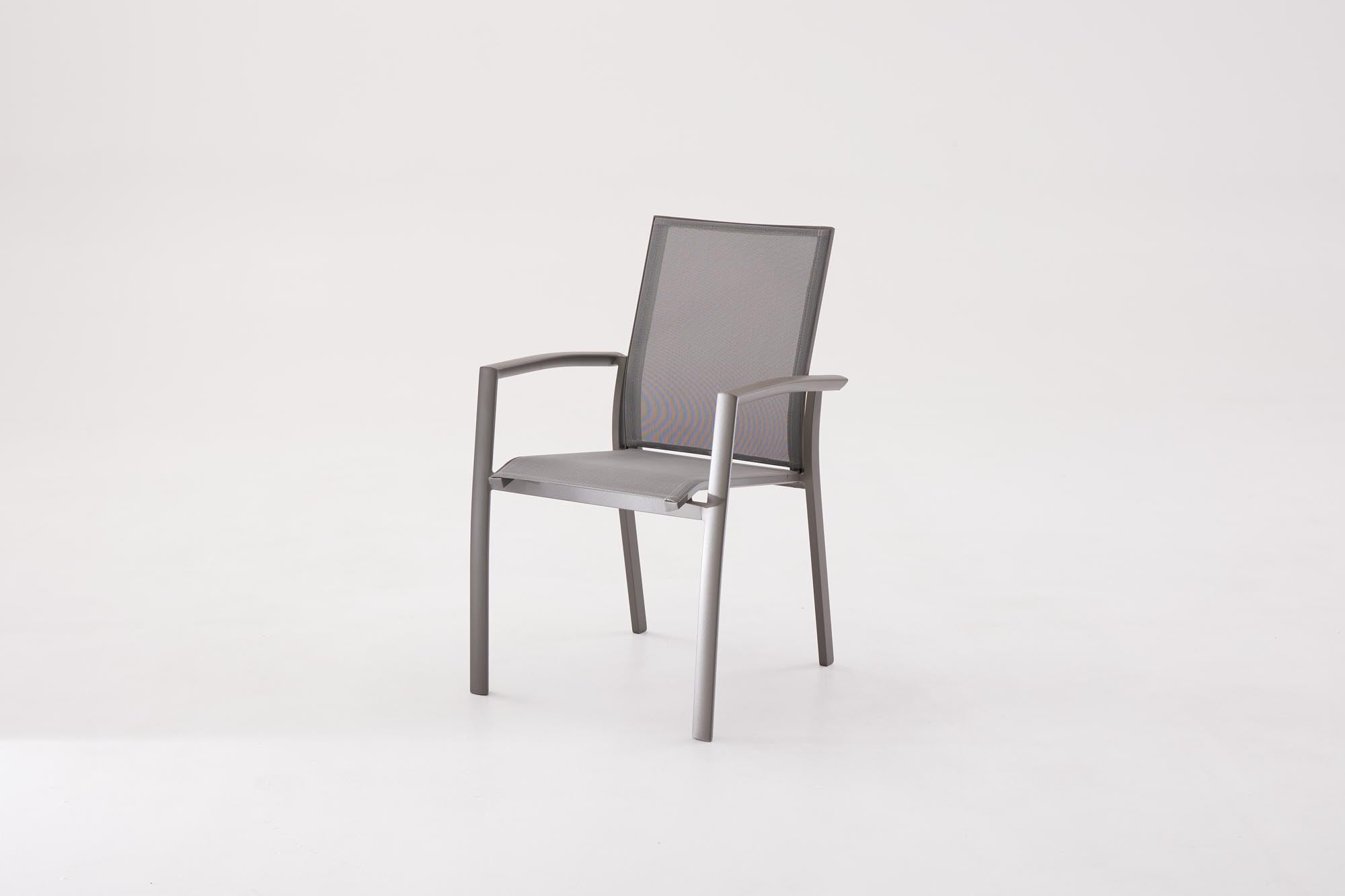 Moderner Gartenstuhl Romina mit bequemen Armlehnen in elegantem Anthrazit, perfekt für gemütliche Stunden im Garten oder auf der Terrasse.