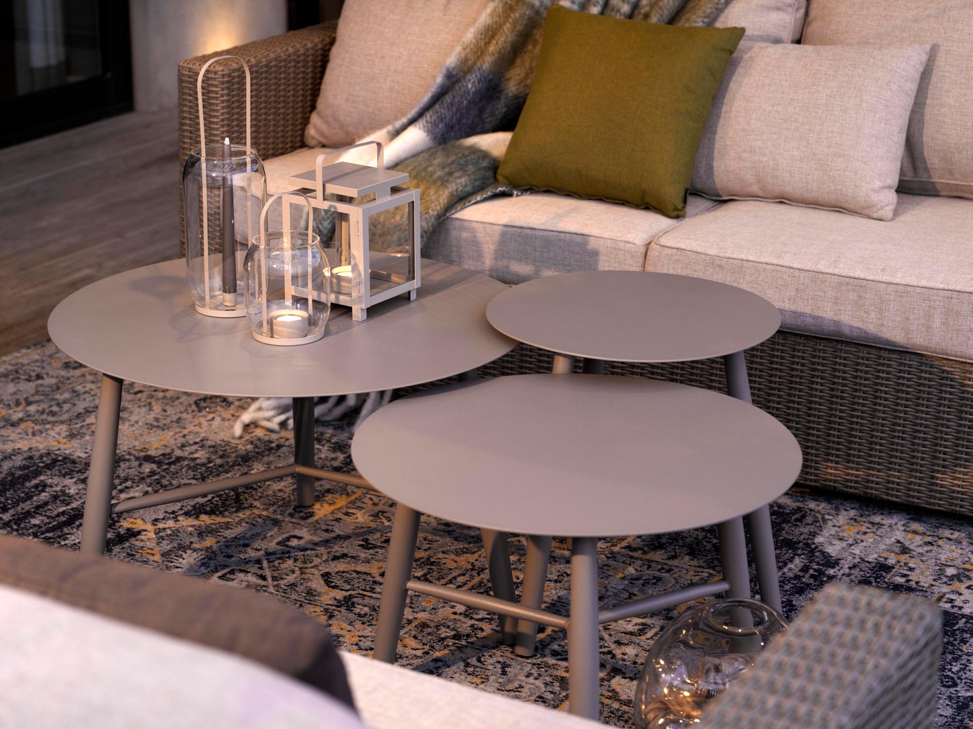 Eleganter Outdoor-Beistelltisch Vannes in ansprechendem Grau, perfekt für entspannte Stunden im Garten oder auf der Terrasse.