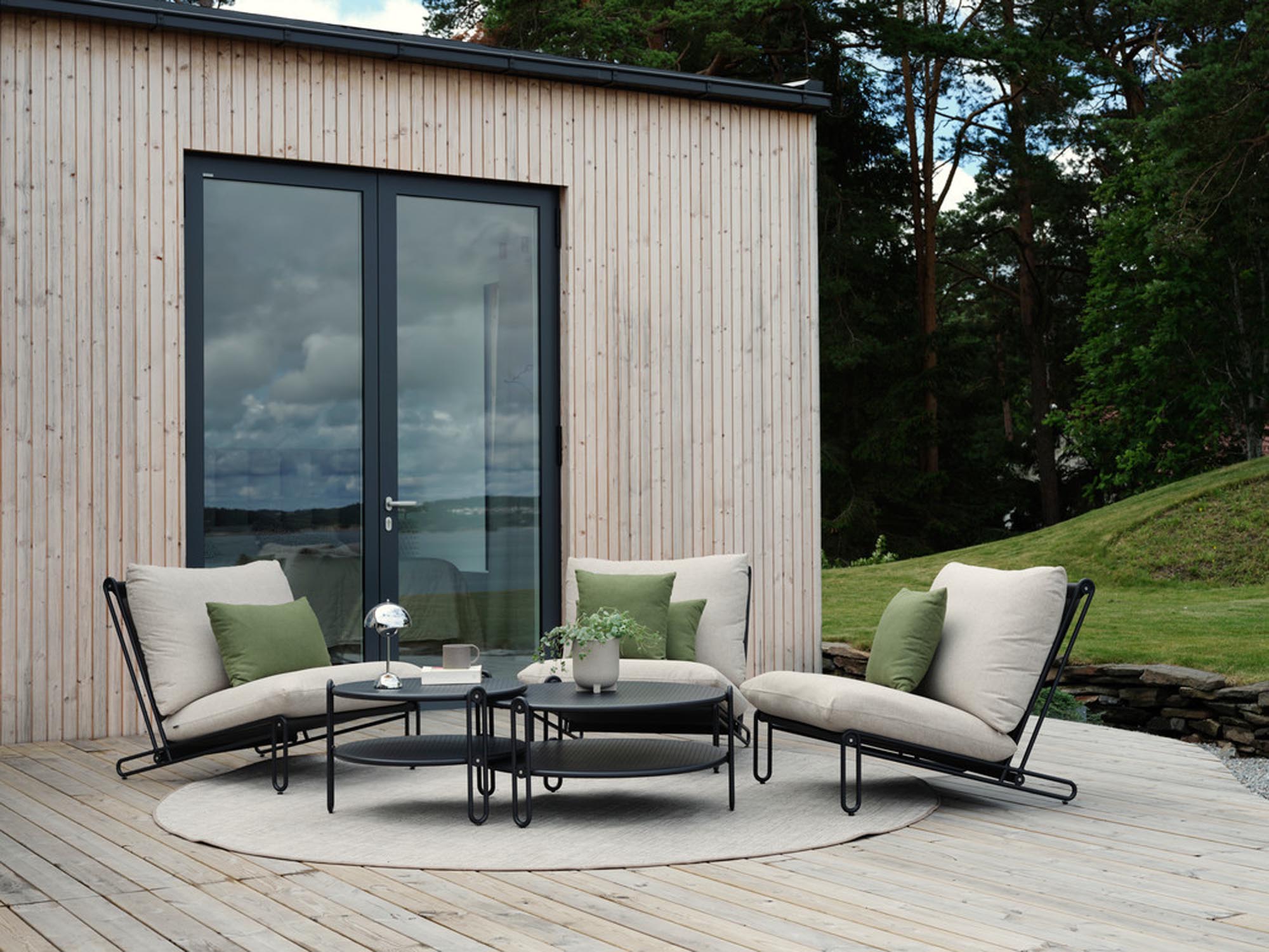 Eleganter Blixt Lounger von Be Garden, perfekt für gemütliche Momente im Freien. Hochwertige Materialien und zeitgemäße Ästhetik für jeden Außenbereich.