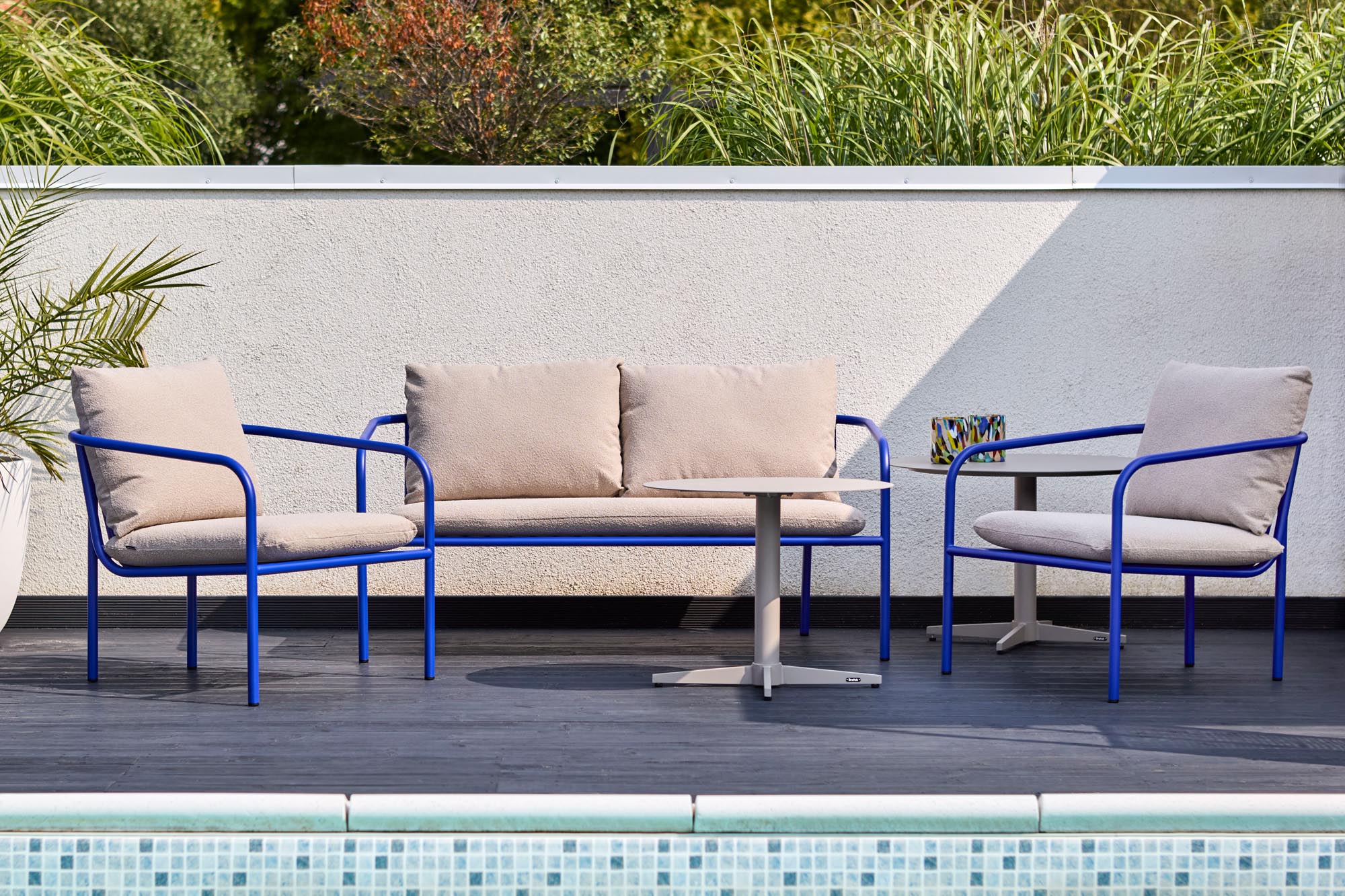 Eleganter Gartensessel Bendt in Blau-beige, ideal für entspannte Stunden im Freien. Perfekt für Garten und Terrasse.