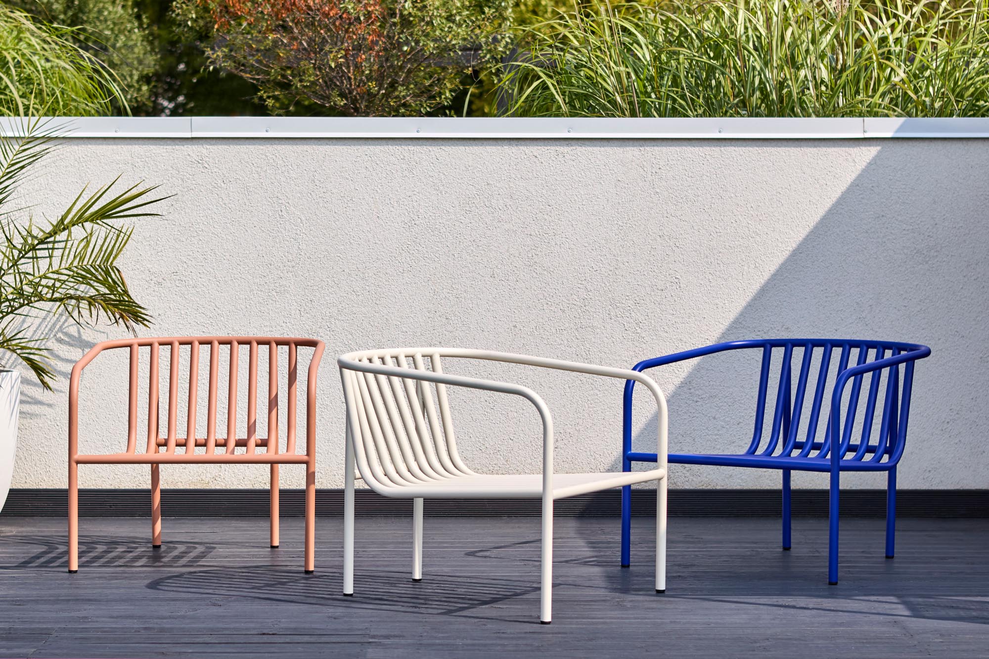 Stylischer Outdoor-Sessel Bendt mit bequemen Armlehnen in sanften Blau- und Beigetönen, ideal für gemütliche Momente im Freien.