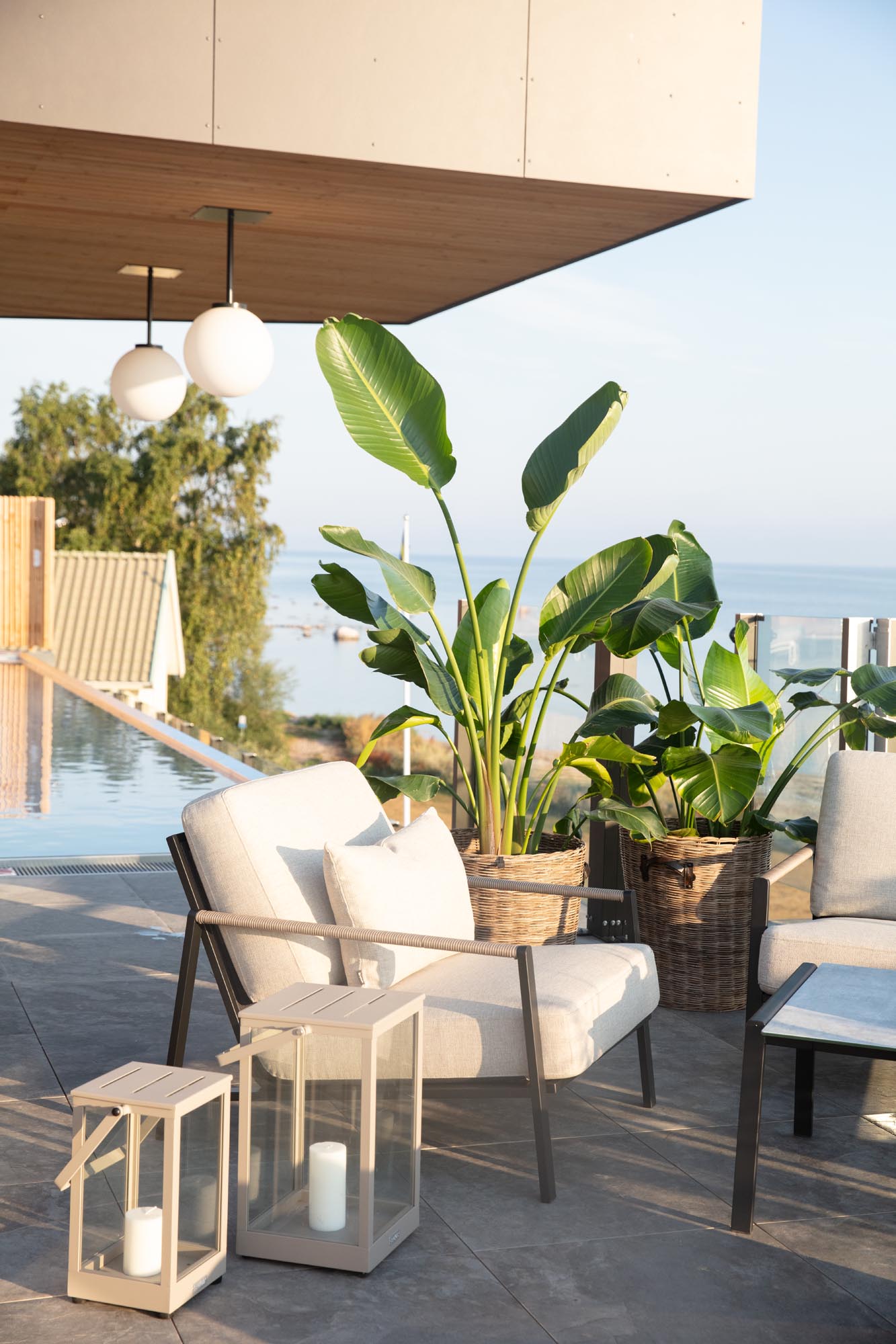 Bequemer Outdoor-Sessel mit modernem Design und hellgrauem Kissen Lyra, ideal für gemütliche Momente im Garten oder auf der Terrasse.