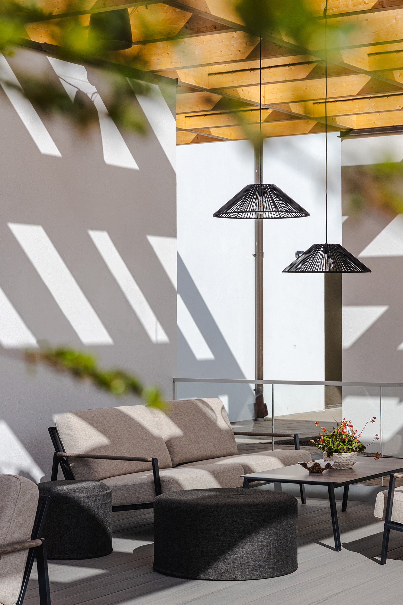 Elegantes 2.5-Sitzer Sofa in hellgrau mit Kissen, ideal für stilvolle Lounges und gemütliche Wohnräume.