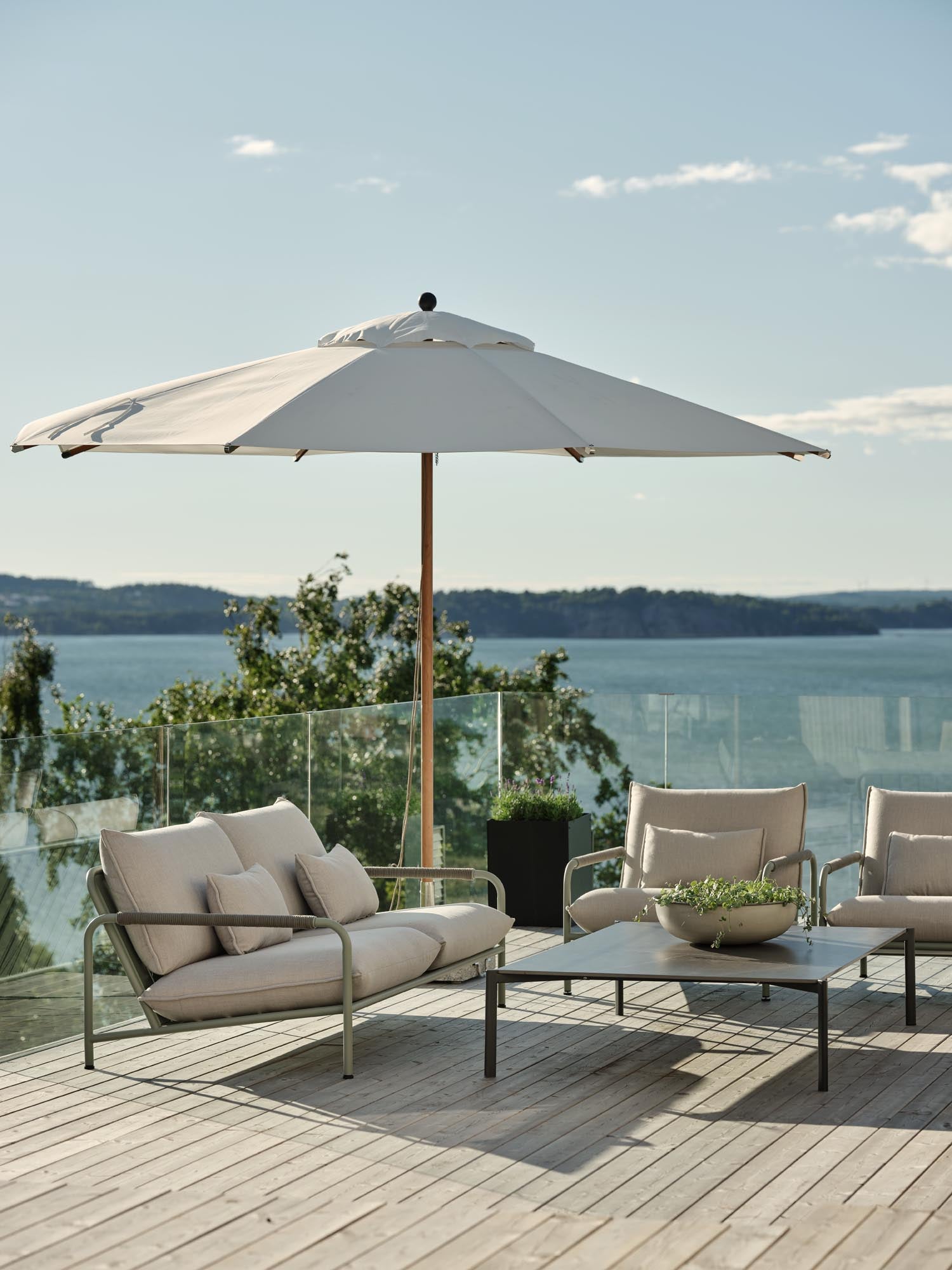 Eleganter Outdoor-Sessel Lerberget in ansprechendem Grün, perfekt für entspannte Momente im Garten oder auf der Terrasse.