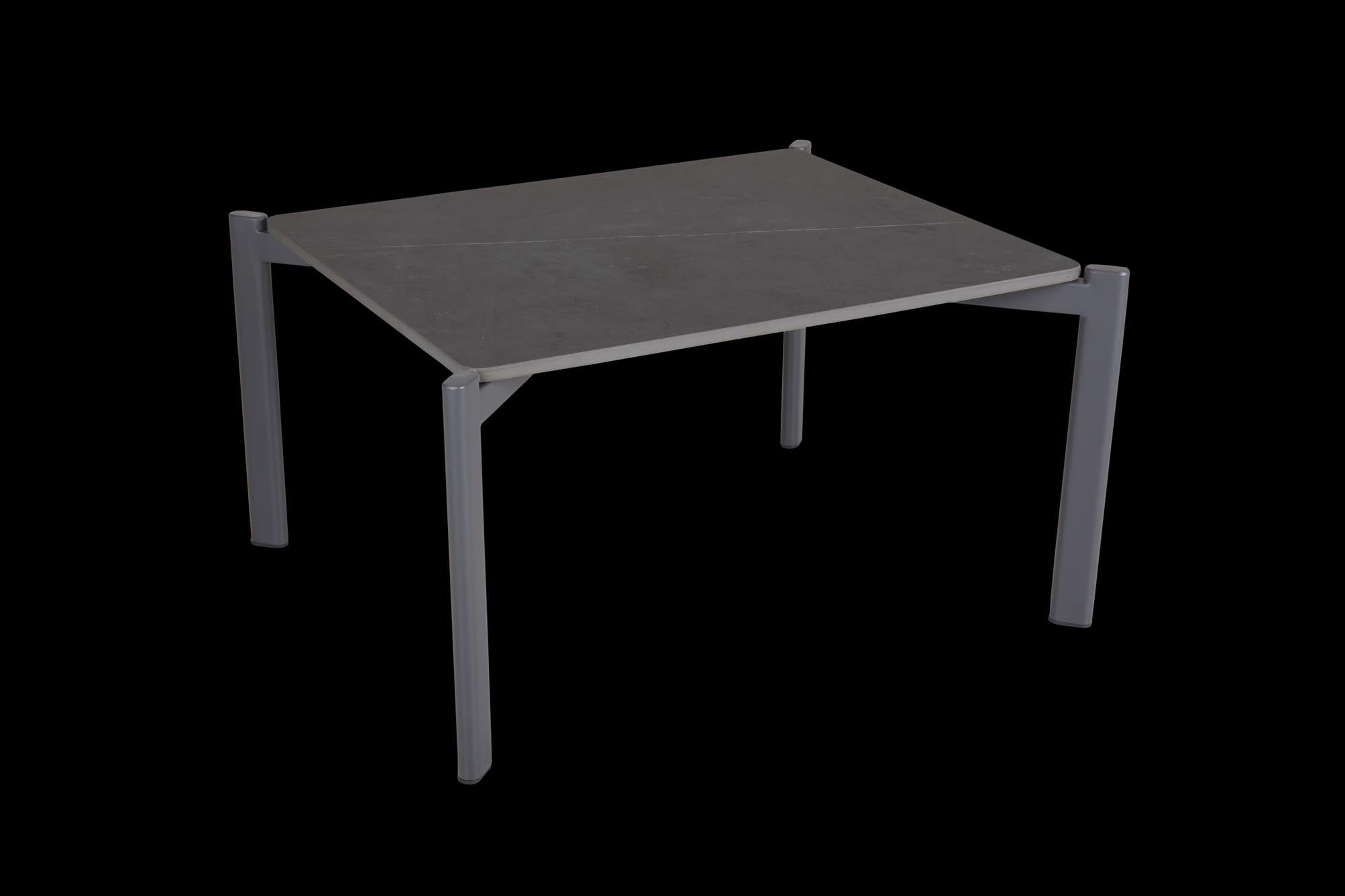 Eleganter kleiner Couchtisch Hallavara mit anthrazitfarbenem Gestell, ideal für stilvolle Loungebereiche und gemütliche Abende.