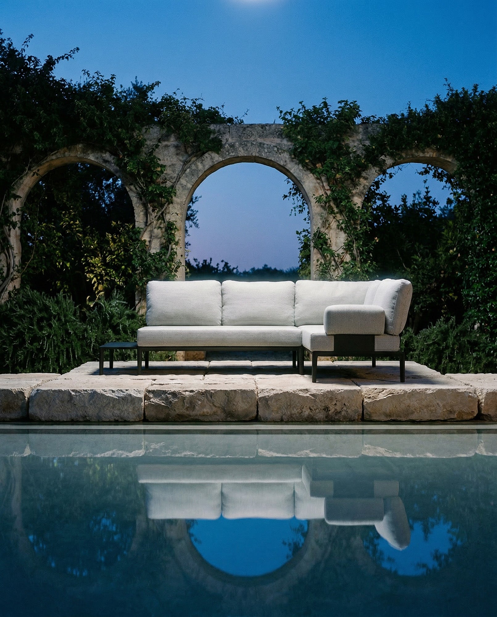 Modulares Garten-Loungeset Fiore 4 Sitzer mit Beistelltisch in Anthrazit präsentiert im Onlineshop von KAQTU Design AG. Loungeset ist von Be Garden