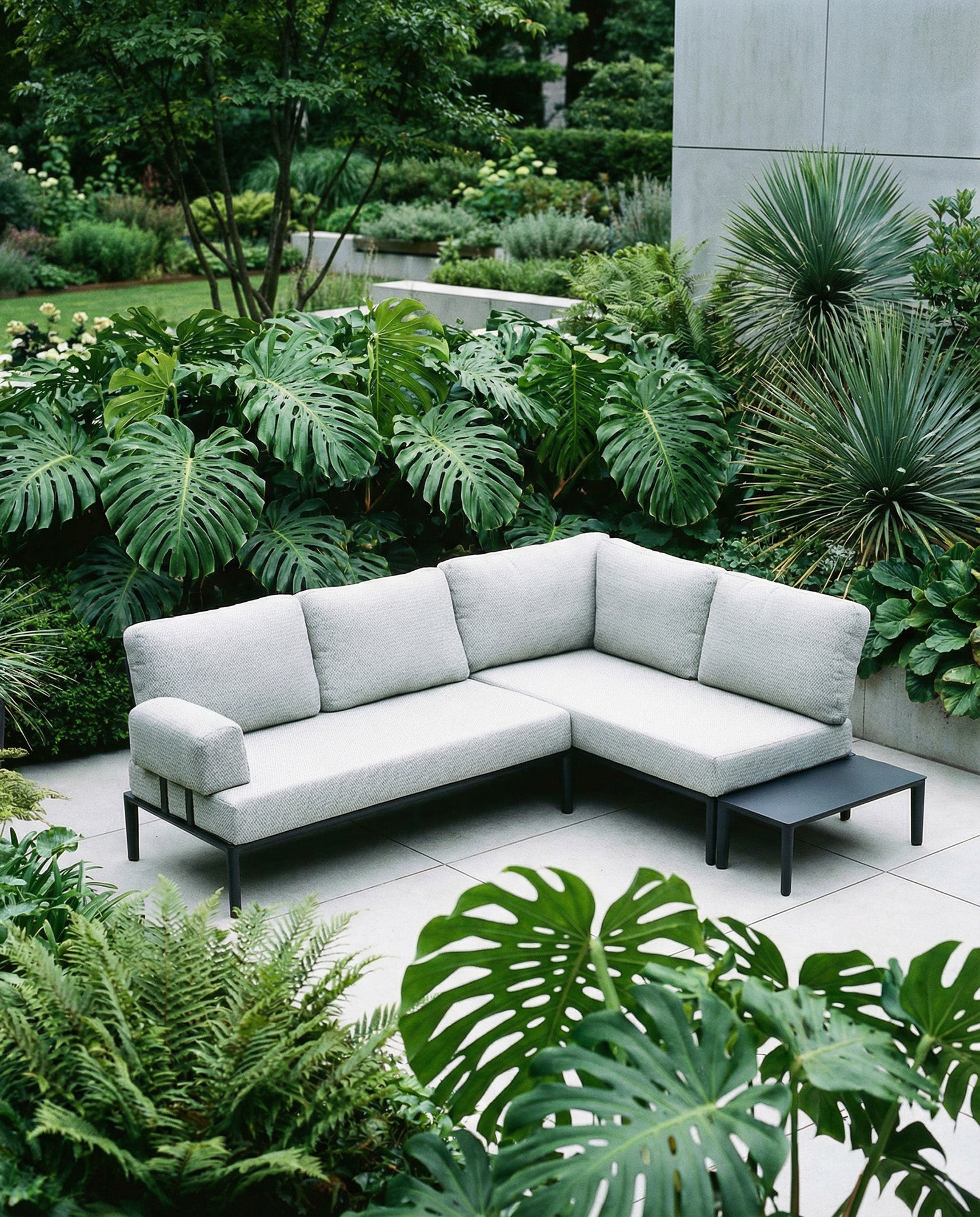Elegantes modulares Loungeset Fiore für 4 Personen, inklusive stilvollem Loungetisch, ideal für entspannte Stunden im Garten.