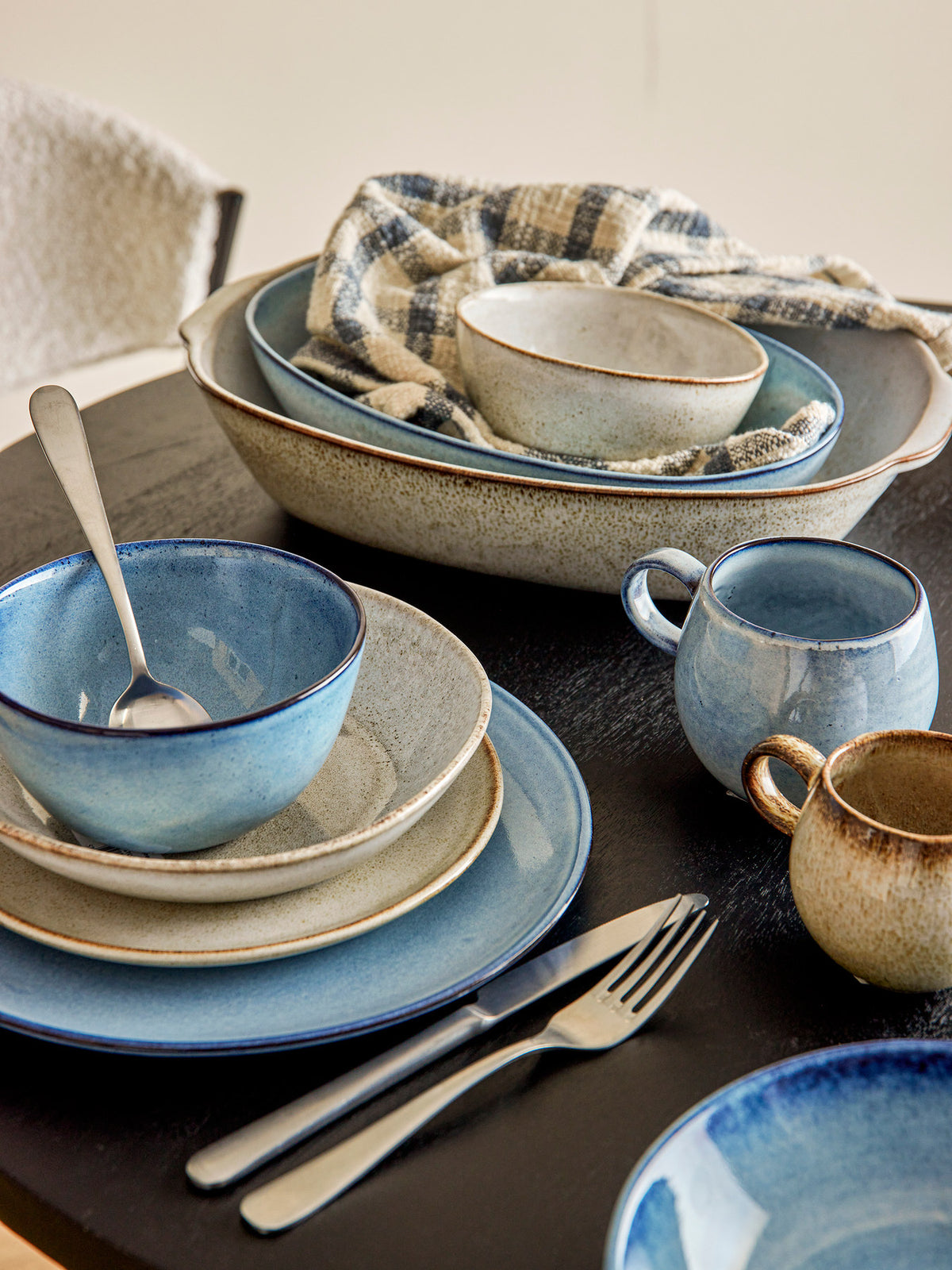 Sandrine Becher, Blau, Steingut in Blue präsentiert im Onlineshop von KAQTU Design AG. Tasse ist von Bloomingville