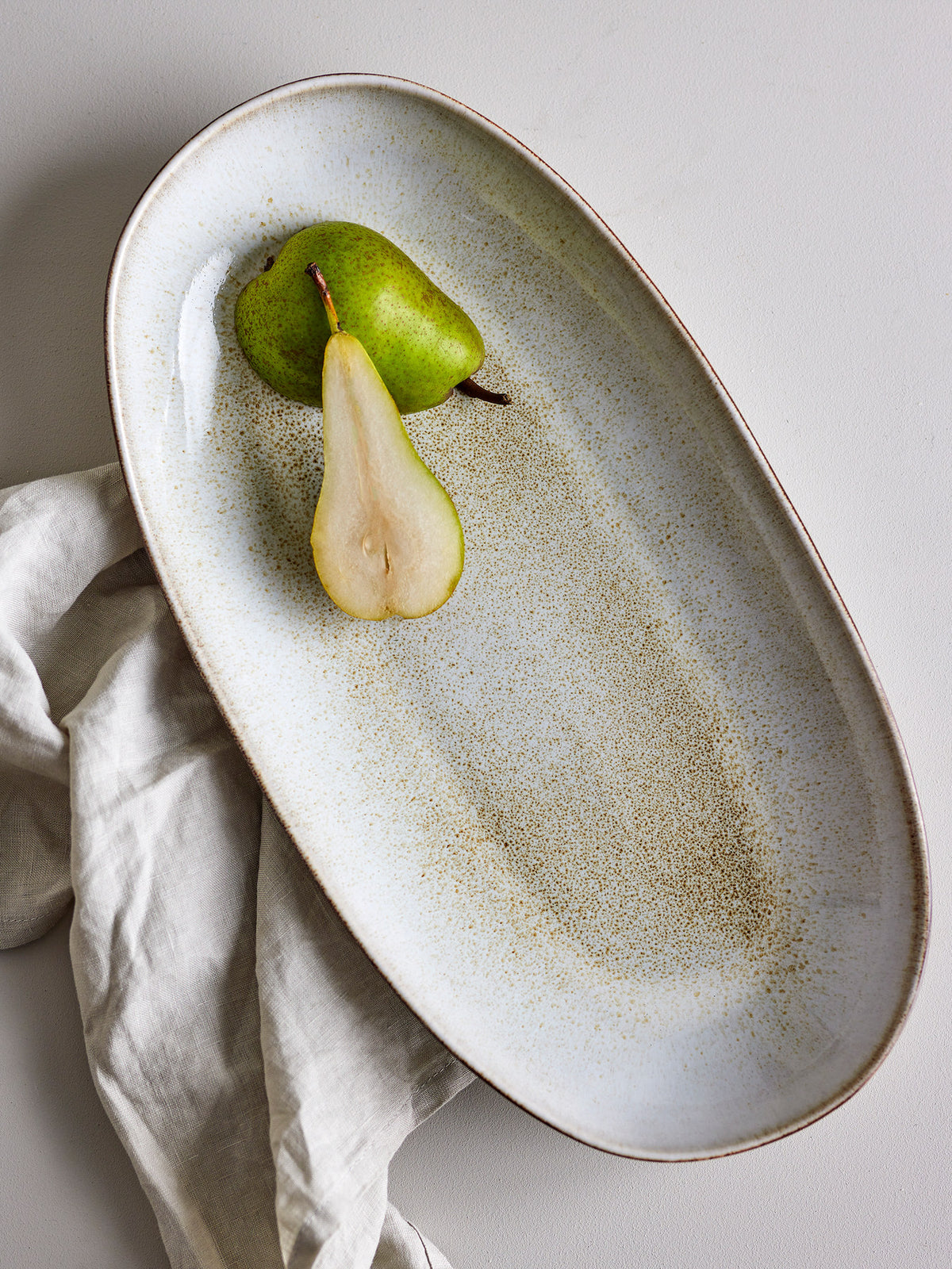 Beige Servierplatte aus Steingut der Serie Sandrine von Bloomingville mit ungleichmässigen Kanten und reaktiver Glasur, oval geformt