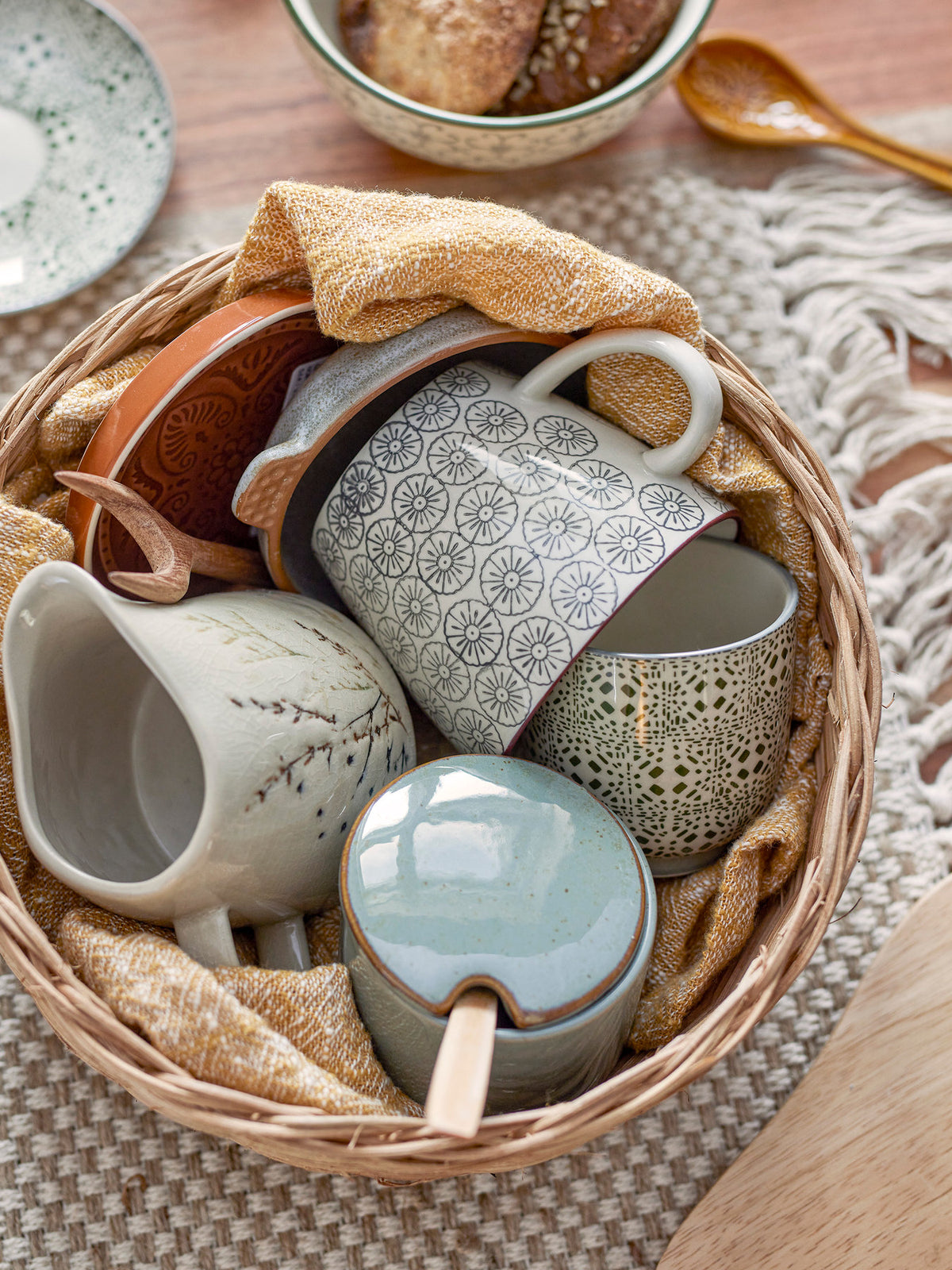 Karine Becher, Grün, Steingut in Green präsentiert im Onlineshop von KAQTU Design AG. Tasse ist von Bloomingville