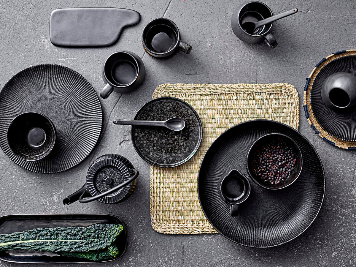 Neri Teller, Schwarz, Steingut in Black präsentiert im Onlineshop von KAQTU Design AG. Teller ist von Bloomingville