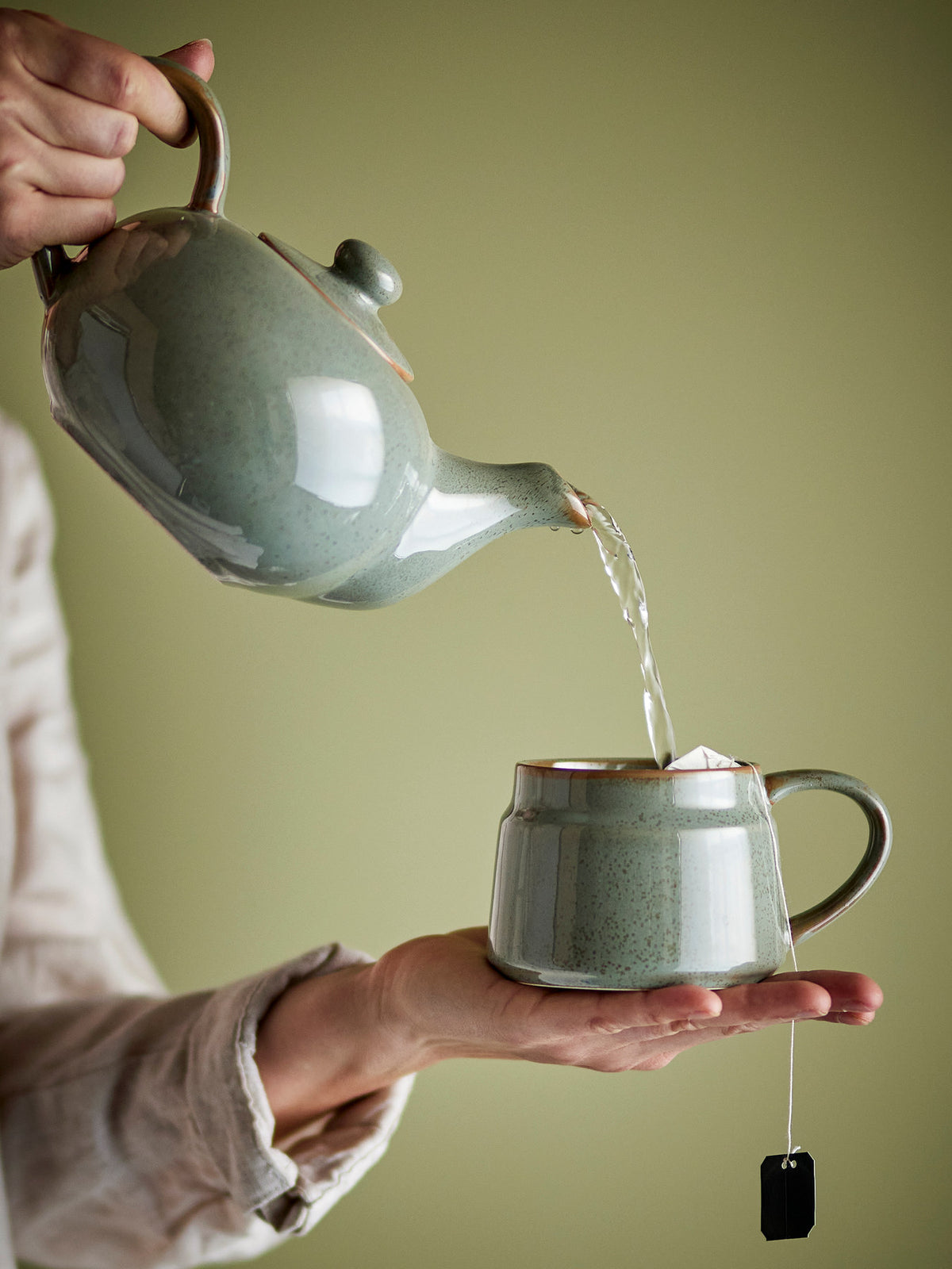 Pixie Becher, Grün, Steingut in Green präsentiert im Onlineshop von KAQTU Design AG. Tasse ist von Bloomingville