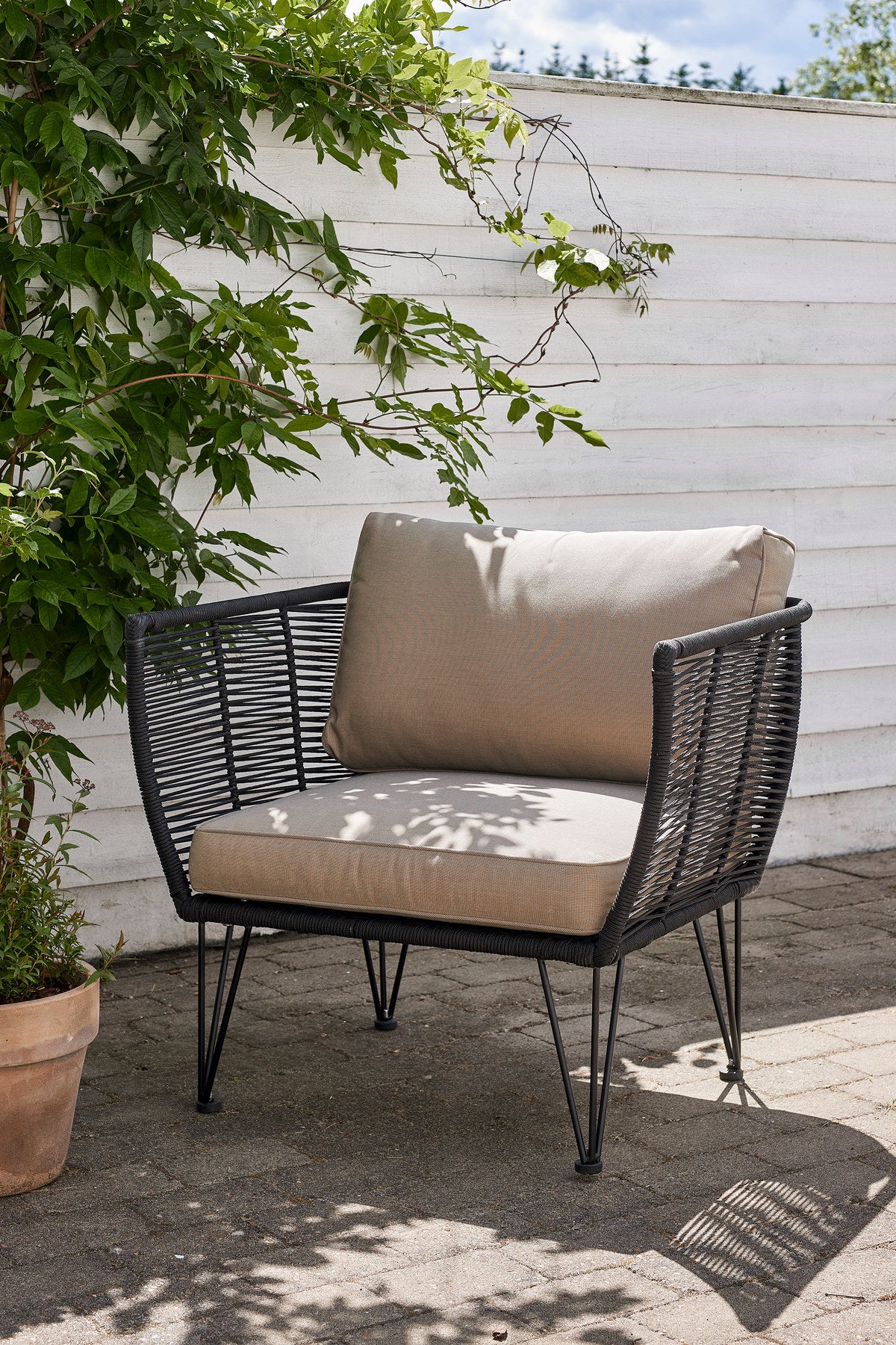 Mundo Loungesessel, Schwarz, Metall in Schwarz präsentiert im Onlineshop von KAQTU Design AG. Outdoor-Sessel ist von Bloomingville