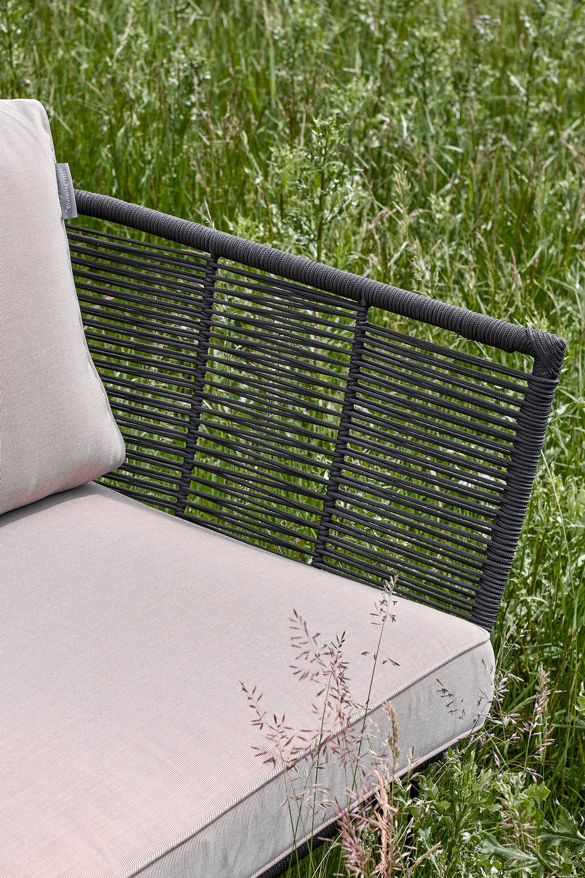 Mundo Sofa, Black, Metal in Schwarz präsentiert im Onlineshop von KAQTU Design AG. Lounge Sofa ist von Bloomingville
