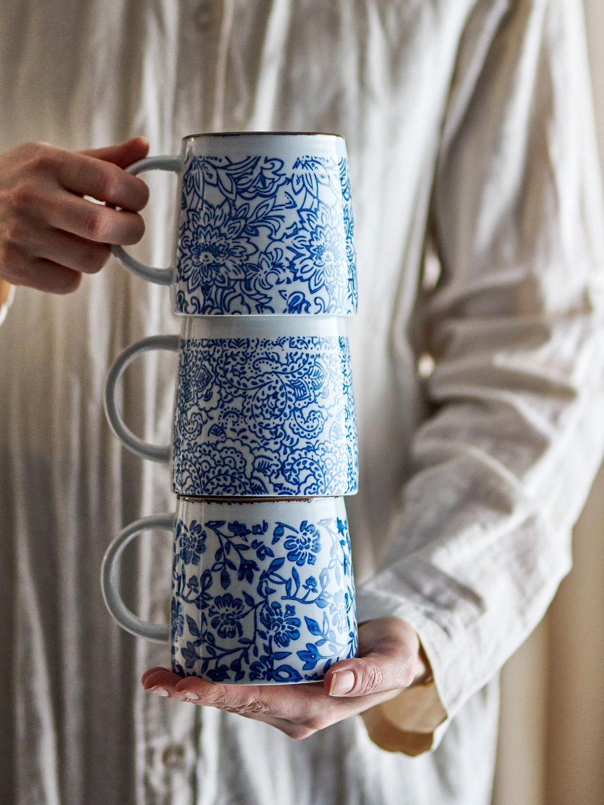 Molly Becher, Blau, Steingut in Blue präsentiert im Onlineshop von KAQTU Design AG. Tasse ist von Bloomingville
