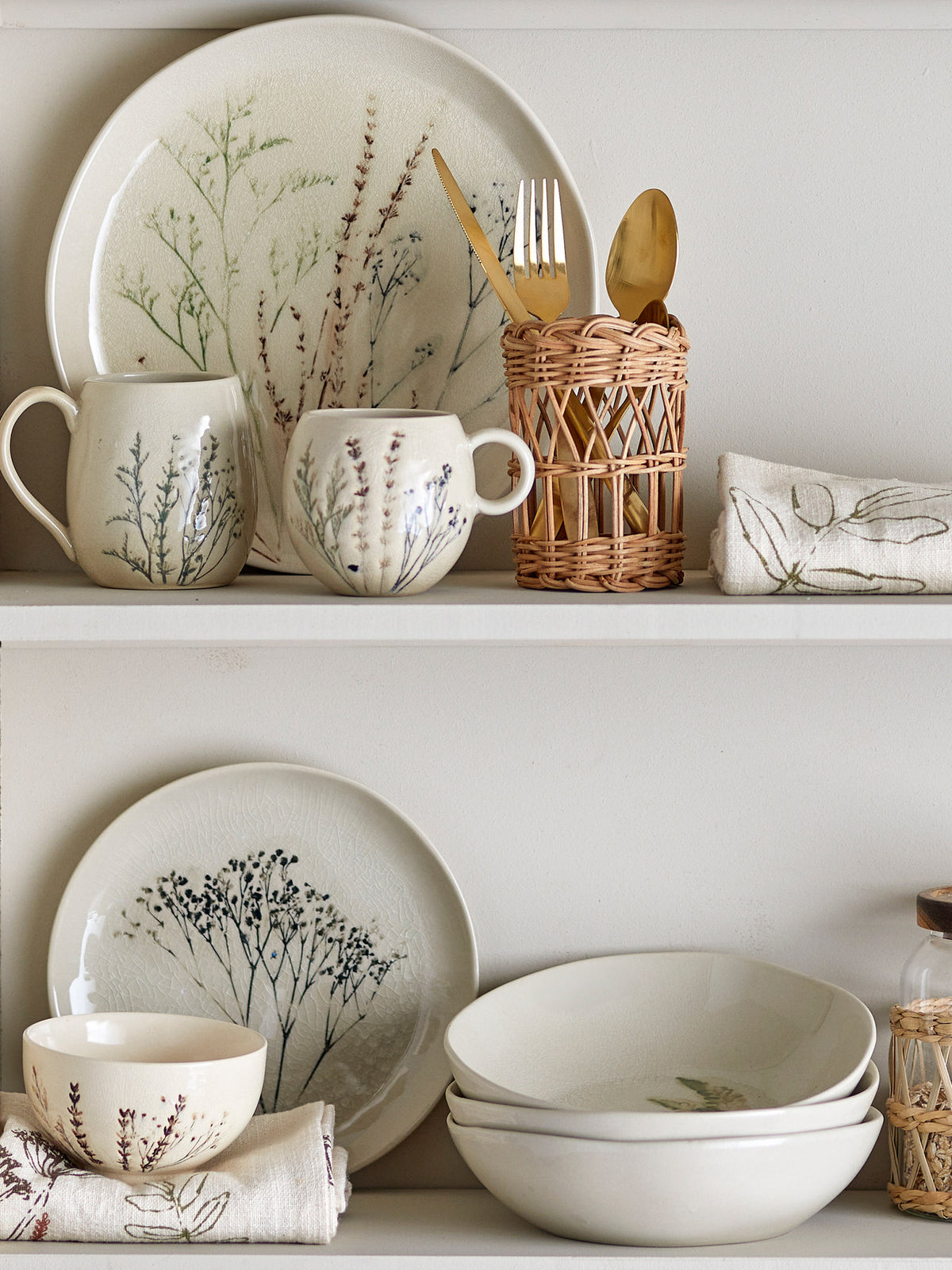 Weisse Tasse Bea aus Steingut mit zartem Blumenmuster und feiner Krakeleeglasur